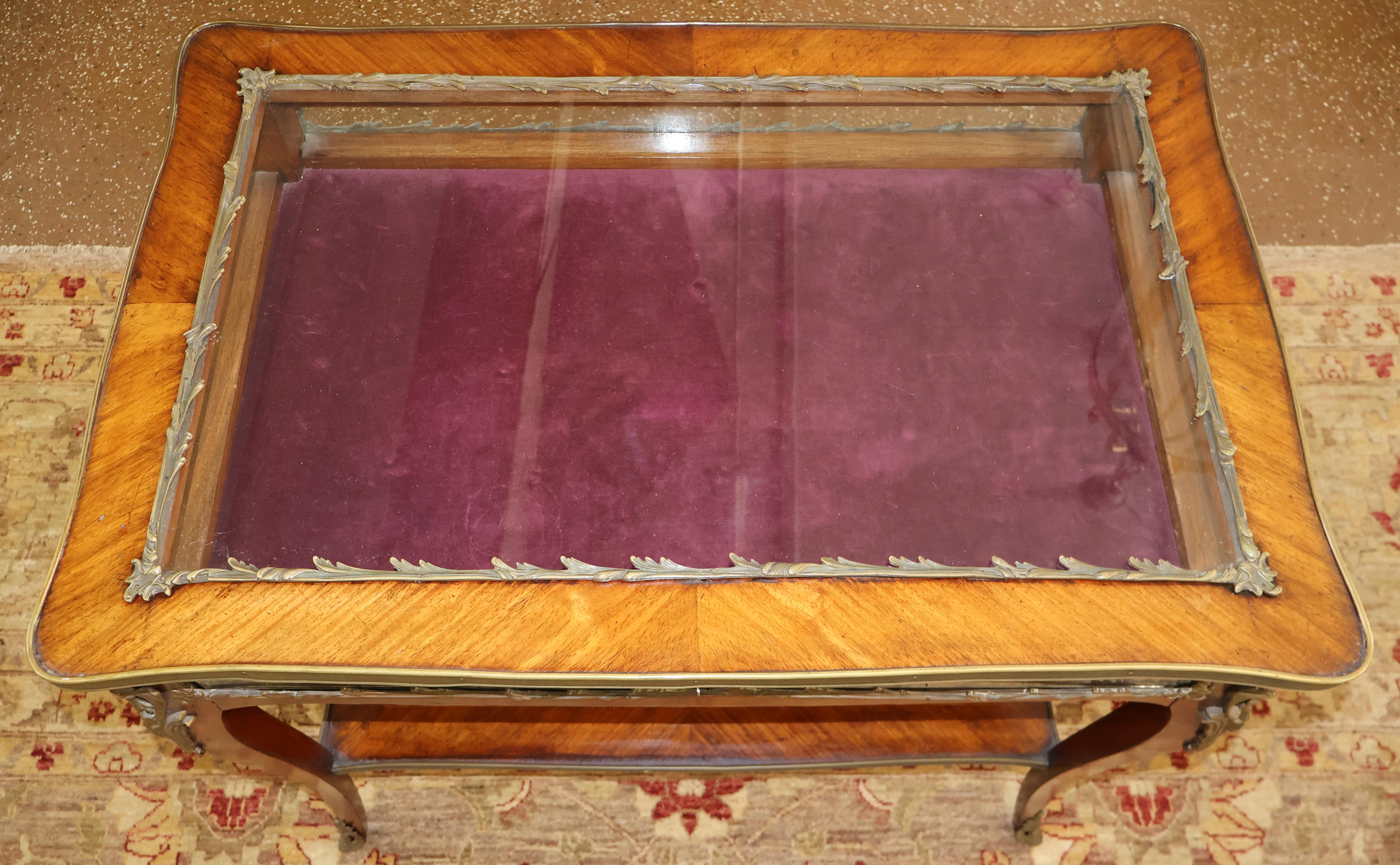 19th century French Louis XV Style Kingwood Bijouterie Jewlery Display Case For Sale 9
