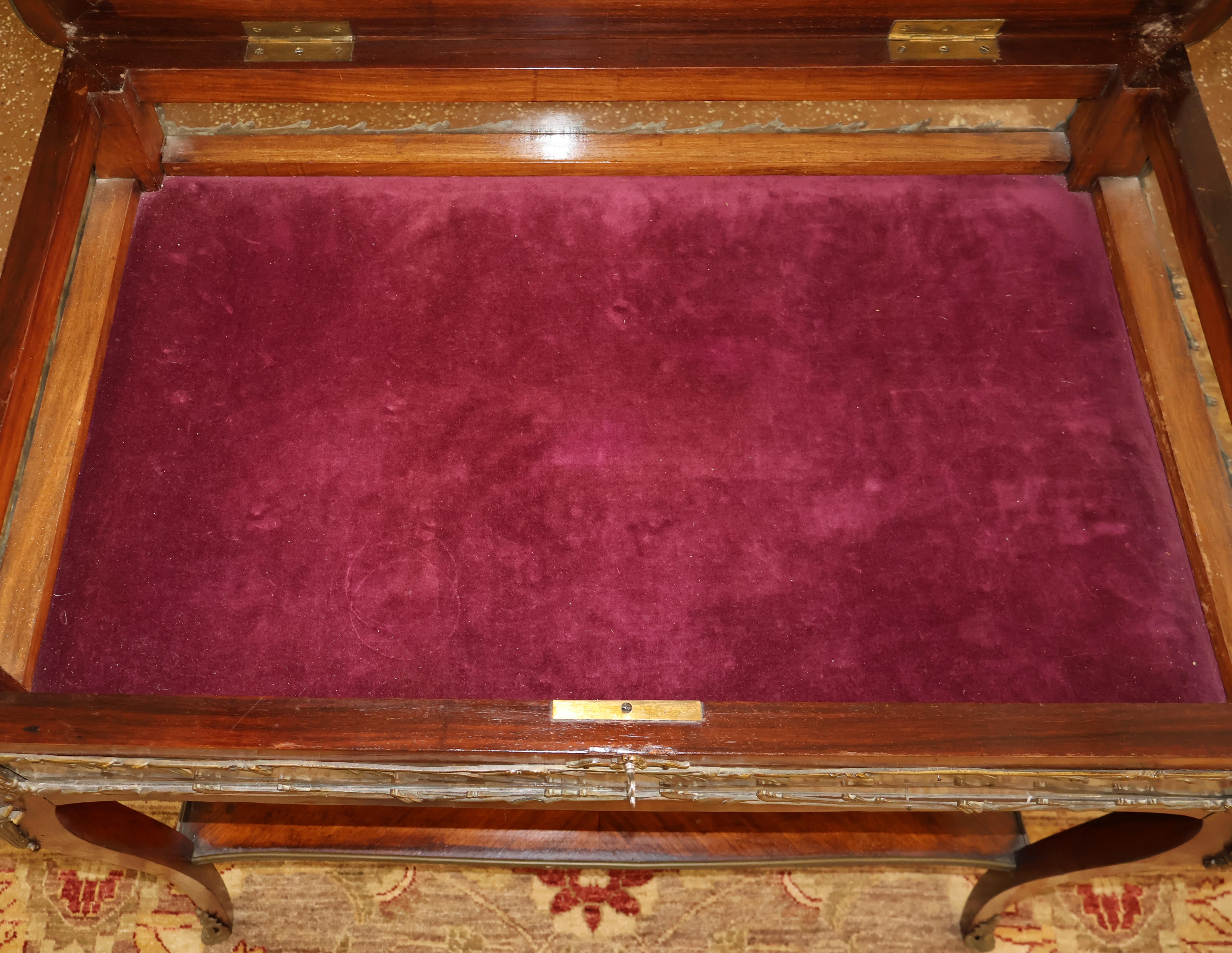19th century French Louis XV Style Kingwood Bijouterie Jewlery Display Case For Sale 10