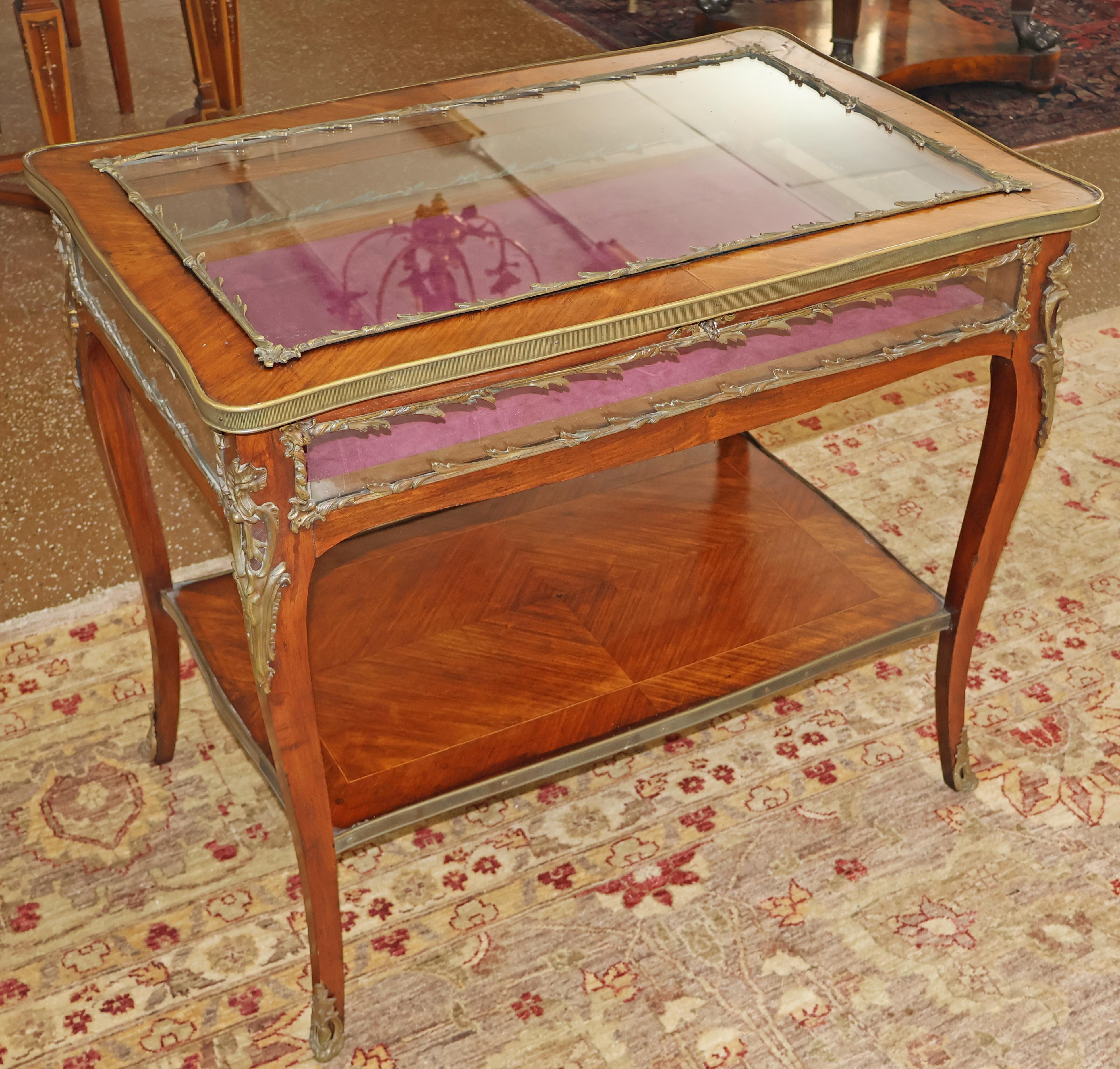 19th century French Louis XV Style Kingwood Bijouterie Jewlery Display Case In Good Condition For Sale In Long Branch, NJ