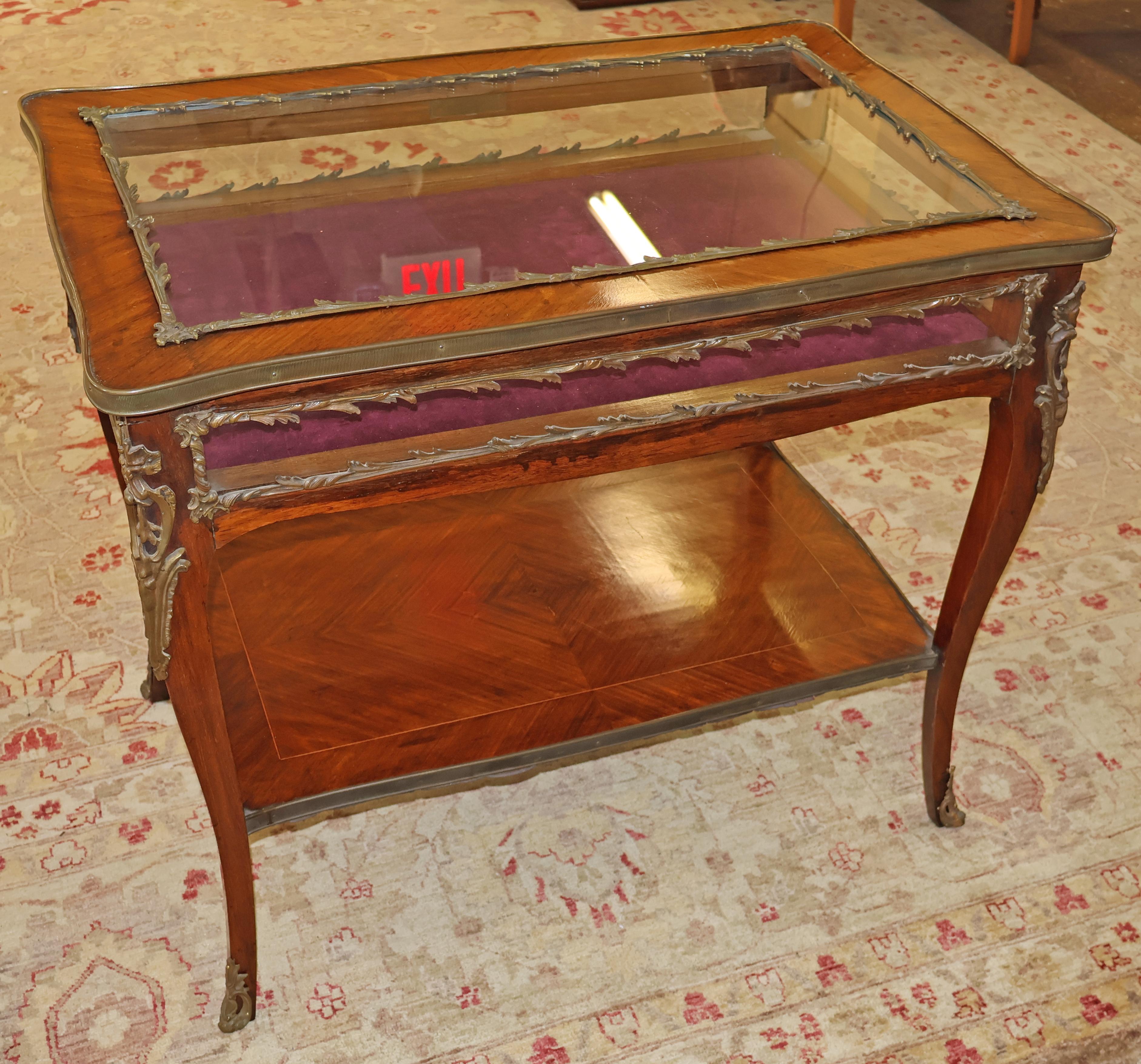 19th century French Louis XV Style Kingwood Bijouterie Jewlery Display Case For Sale 2
