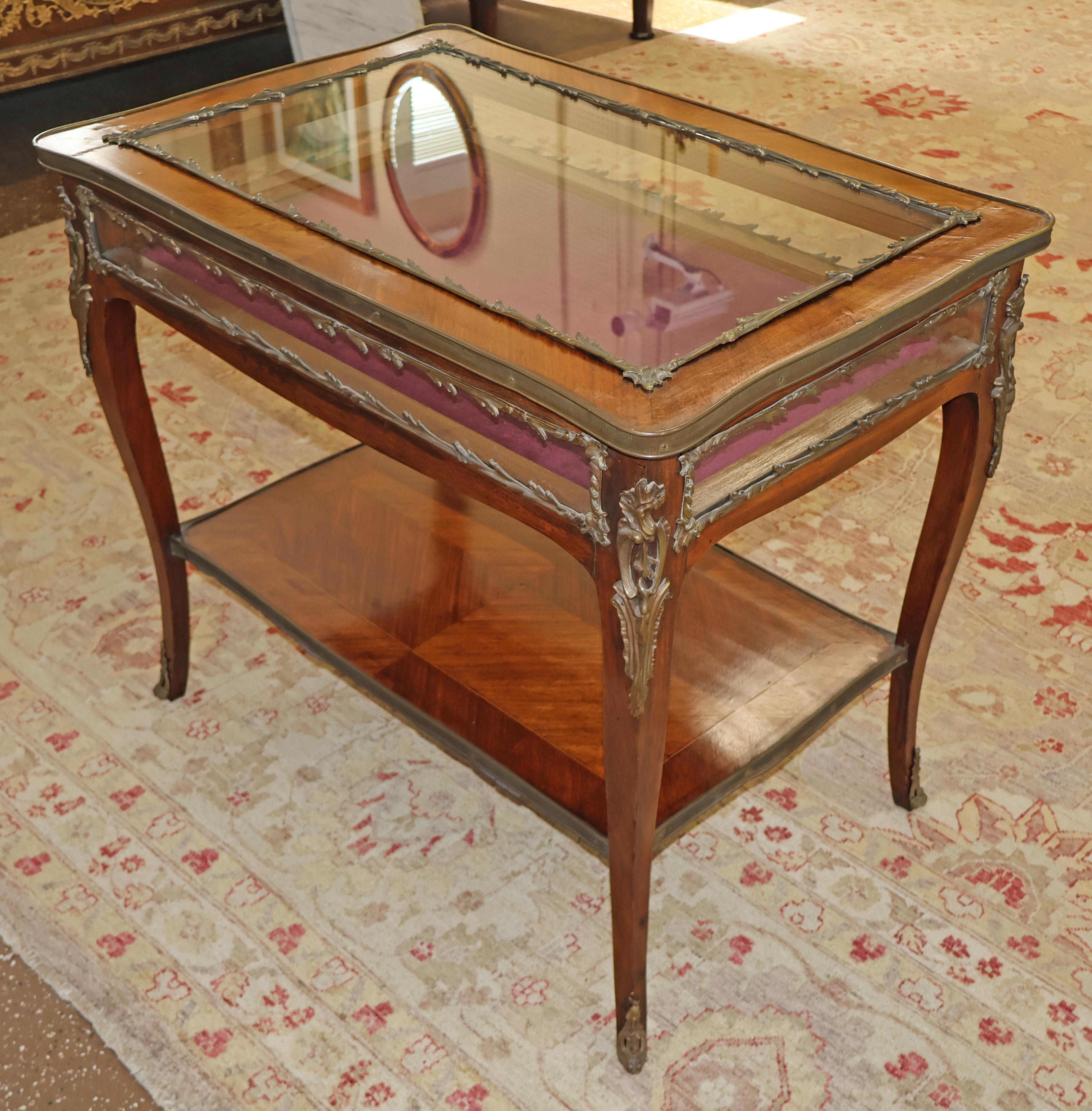 19th century French Louis XV Style Kingwood Bijouterie Jewlery Display Case For Sale 3