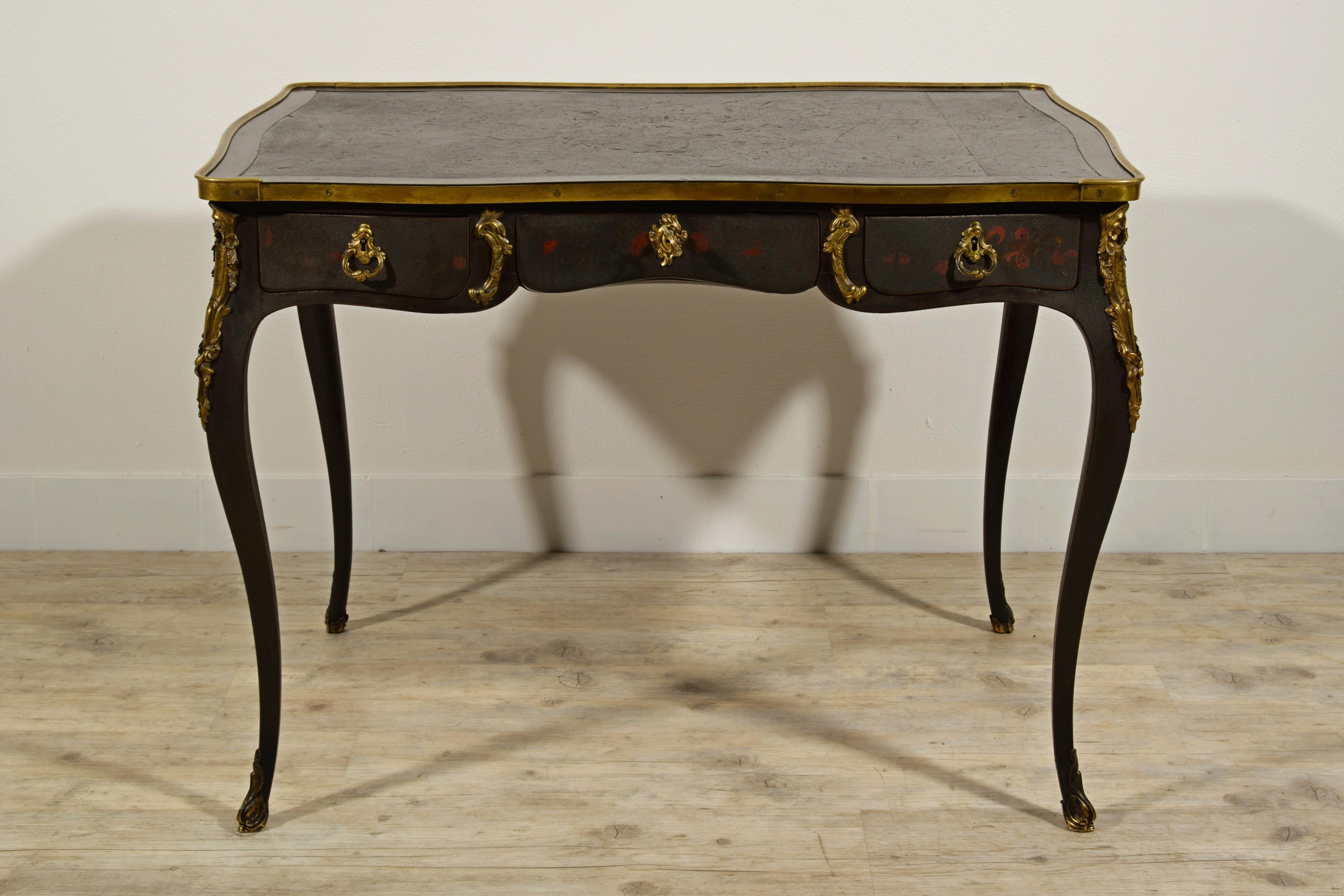 19. Jahrhundert, französischer Louis XV-Stil, Schreibtisch aus lackiertem Holz

Dieser elegante, lackierte Holztisch wurde in Frankreich zwischen dem Ende des 19. und dem Beginn des 20. Jahrhunderts im Stil von Louis XV hergestellt. Der Boden ist