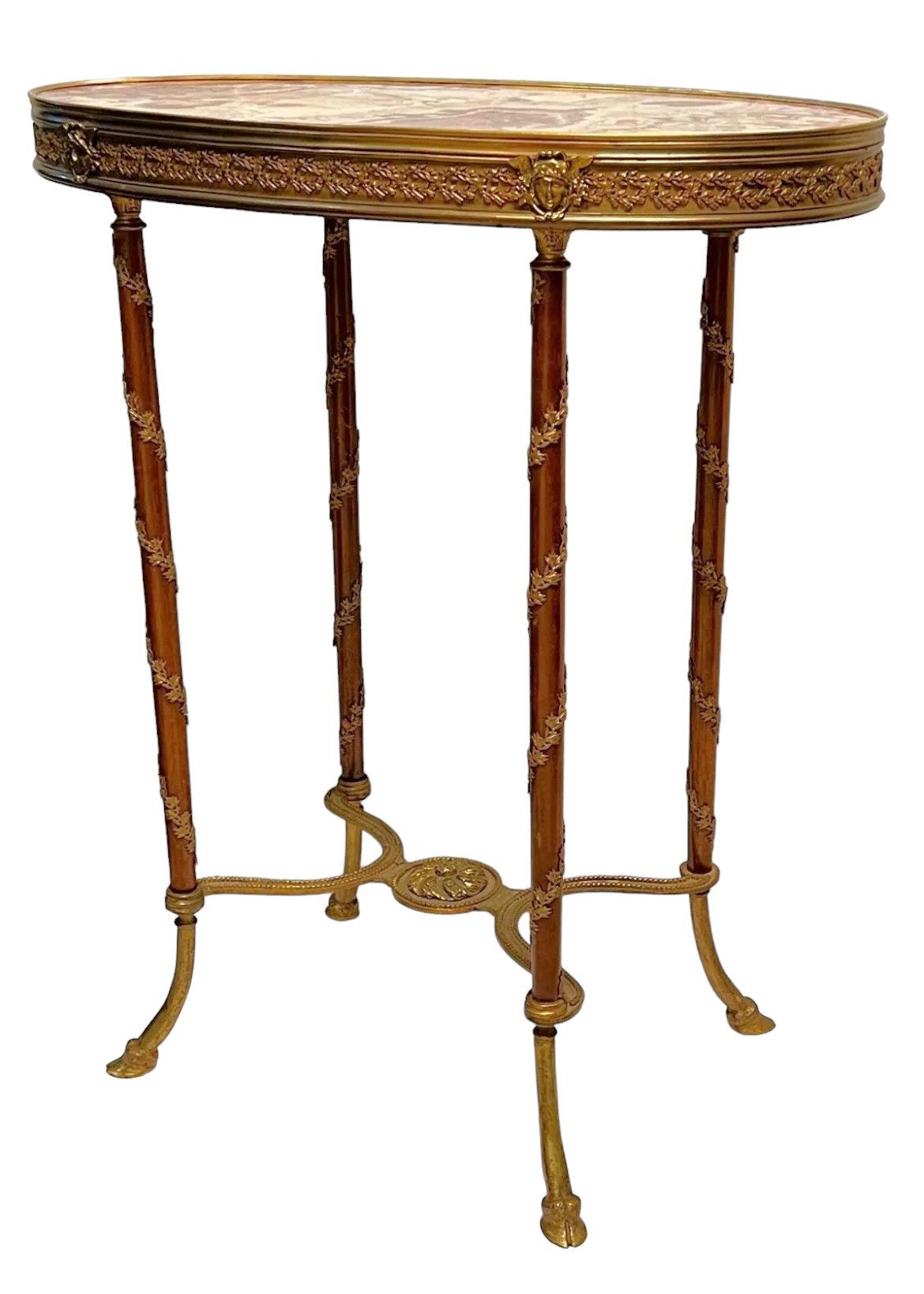 Louis XVI Table d'appoint française du 19ème siècle de style Louis XV en marbre et bronze en vente