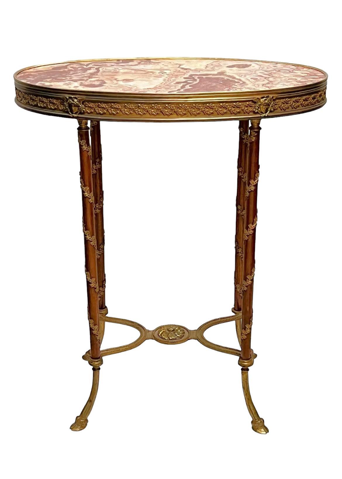 Français Table d'appoint française du 19ème siècle de style Louis XV en marbre et bronze en vente