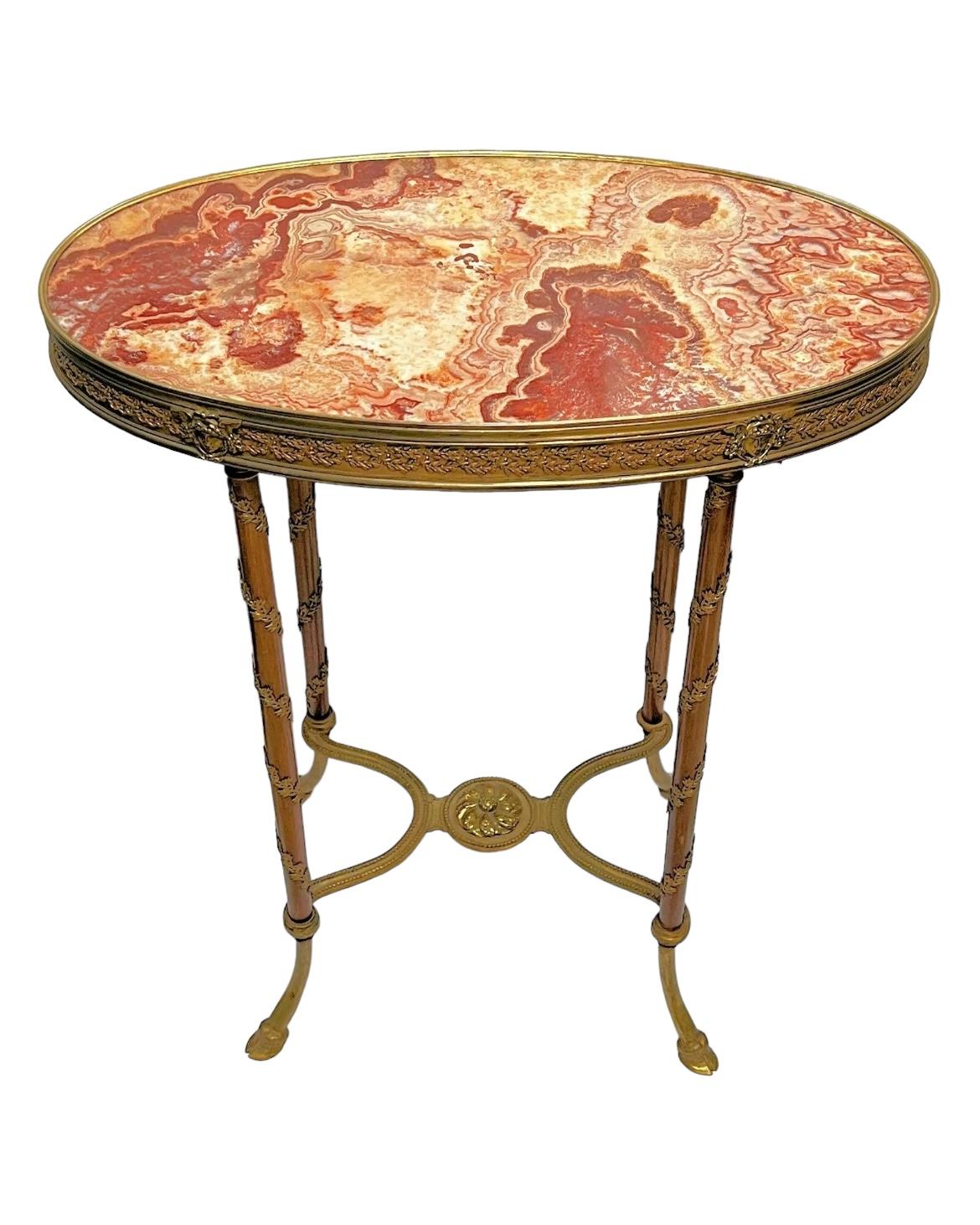 Doré Table d'appoint française du 19ème siècle de style Louis XV en marbre et bronze en vente