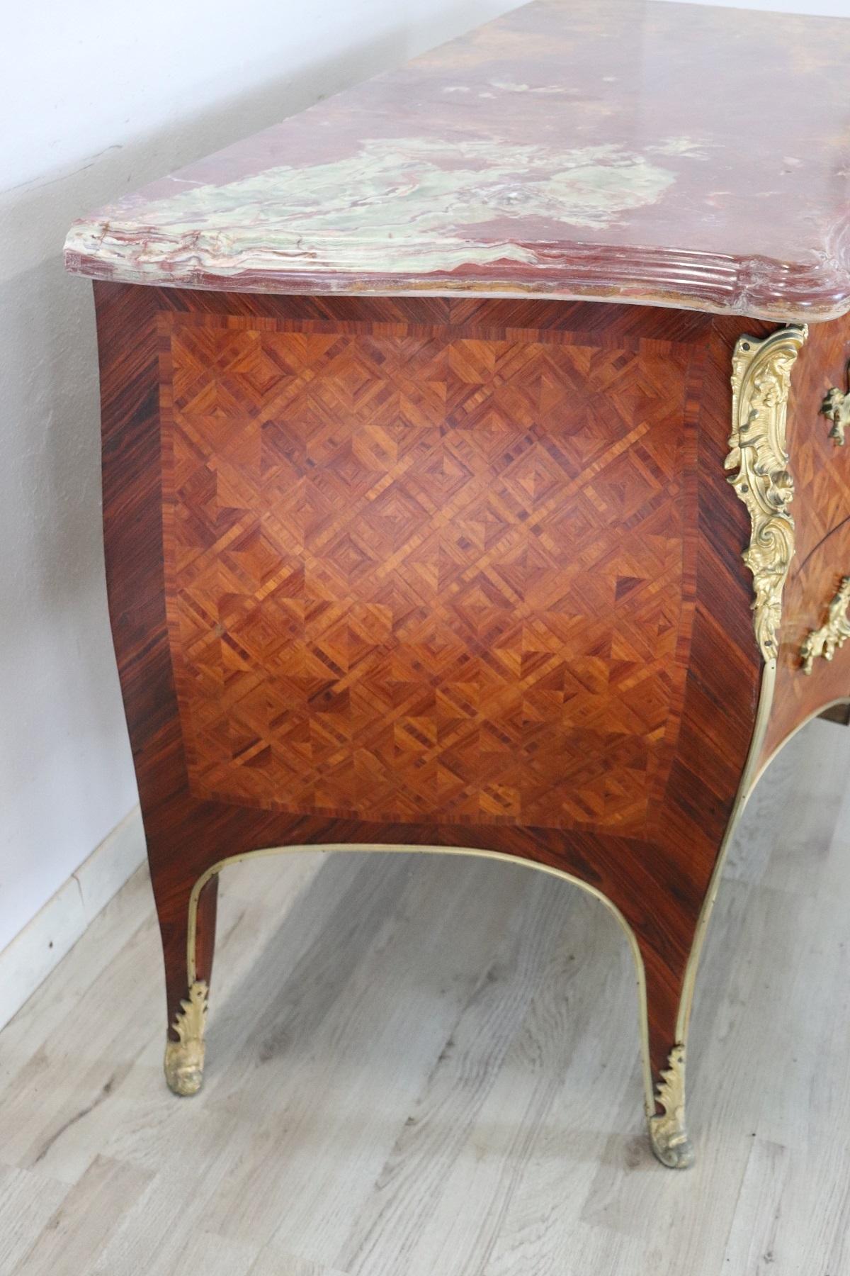 19th Century French Louis XV Style Marquetry and Gilded Bronze Chest of Drawers In Excellent Condition In Casale Monferrato, IT
