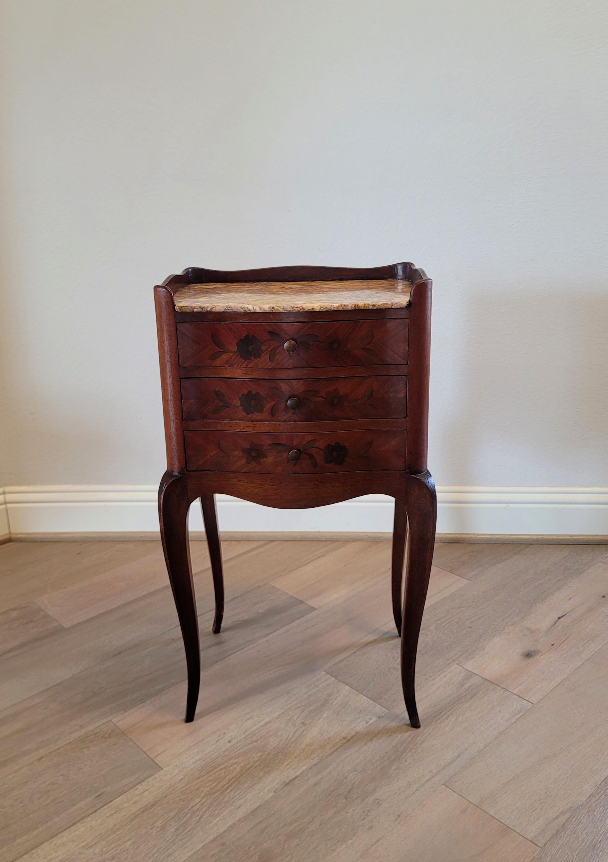 19th Century French Louis XV Style Marquetry Inlaid Nightstand Table For Sale 15