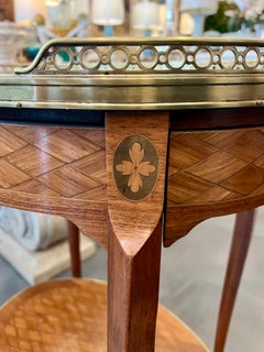 Beistelltisch im französischen Louis-XV-Stil mit Intarsien aus dem 19. Jahrhundert