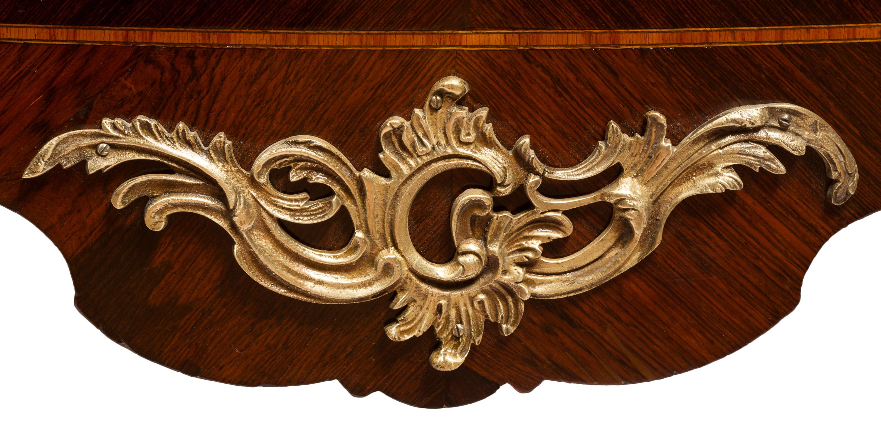 Bronzo Commode francese del XIX secolo in stile Luigi XV con intarsi in legno misto in vendita