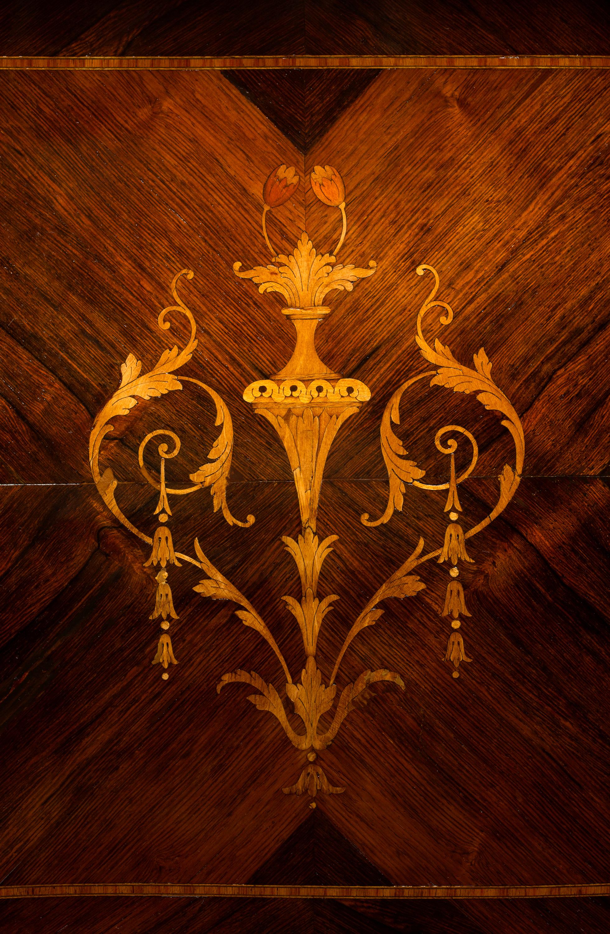 Franzsische Kommode im Louis-XV-Stil mit gemischten Holzeinlegearbeiten aus dem 19. (19. Jahrhundert) im Angebot