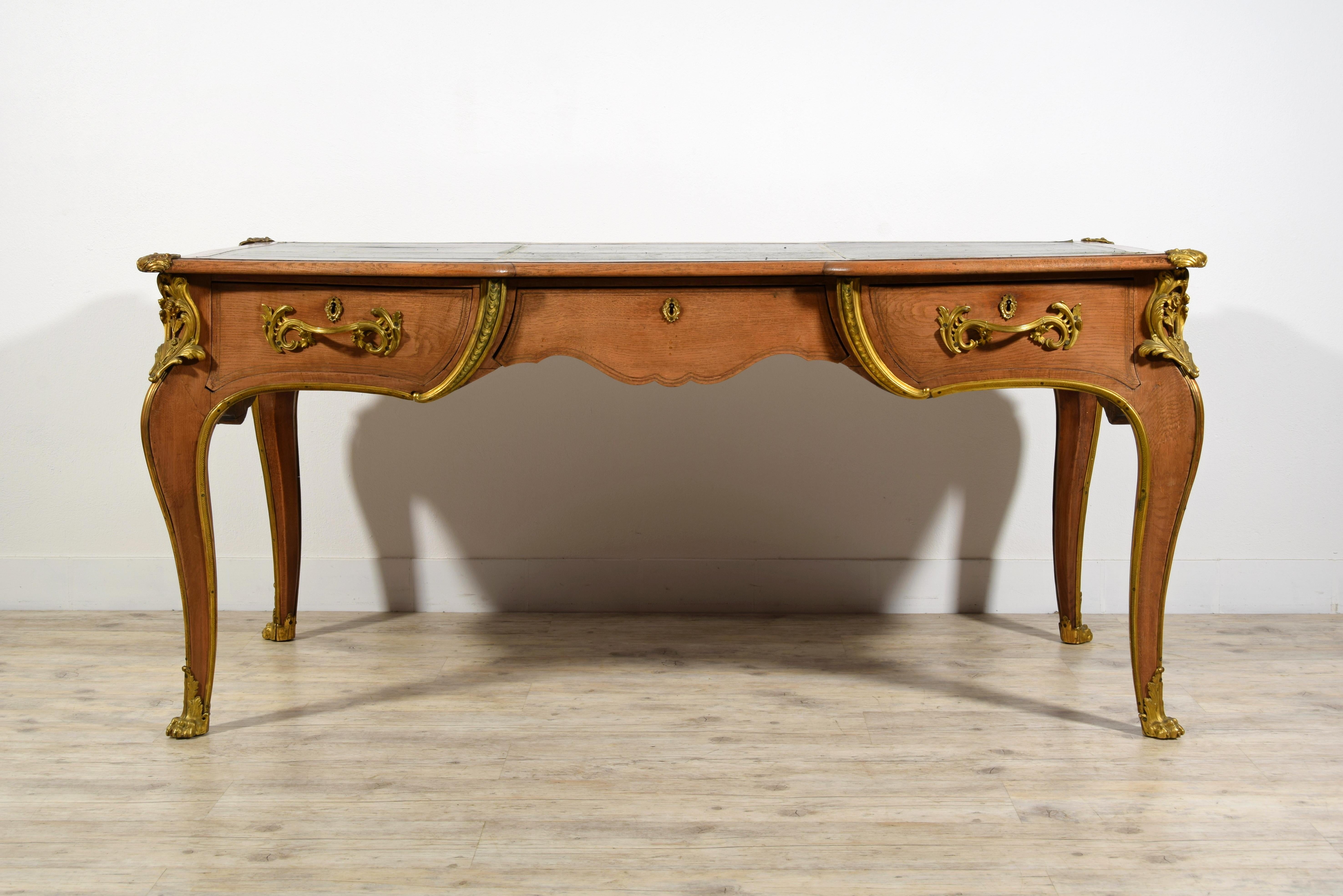 19th Century, French Louis XV style Wood Center with gilded bronze applications desk table

This elegant centre desk, therefore finished on all four sides, was made in the first half of the nineteenth century in France, in Louis XV style. The