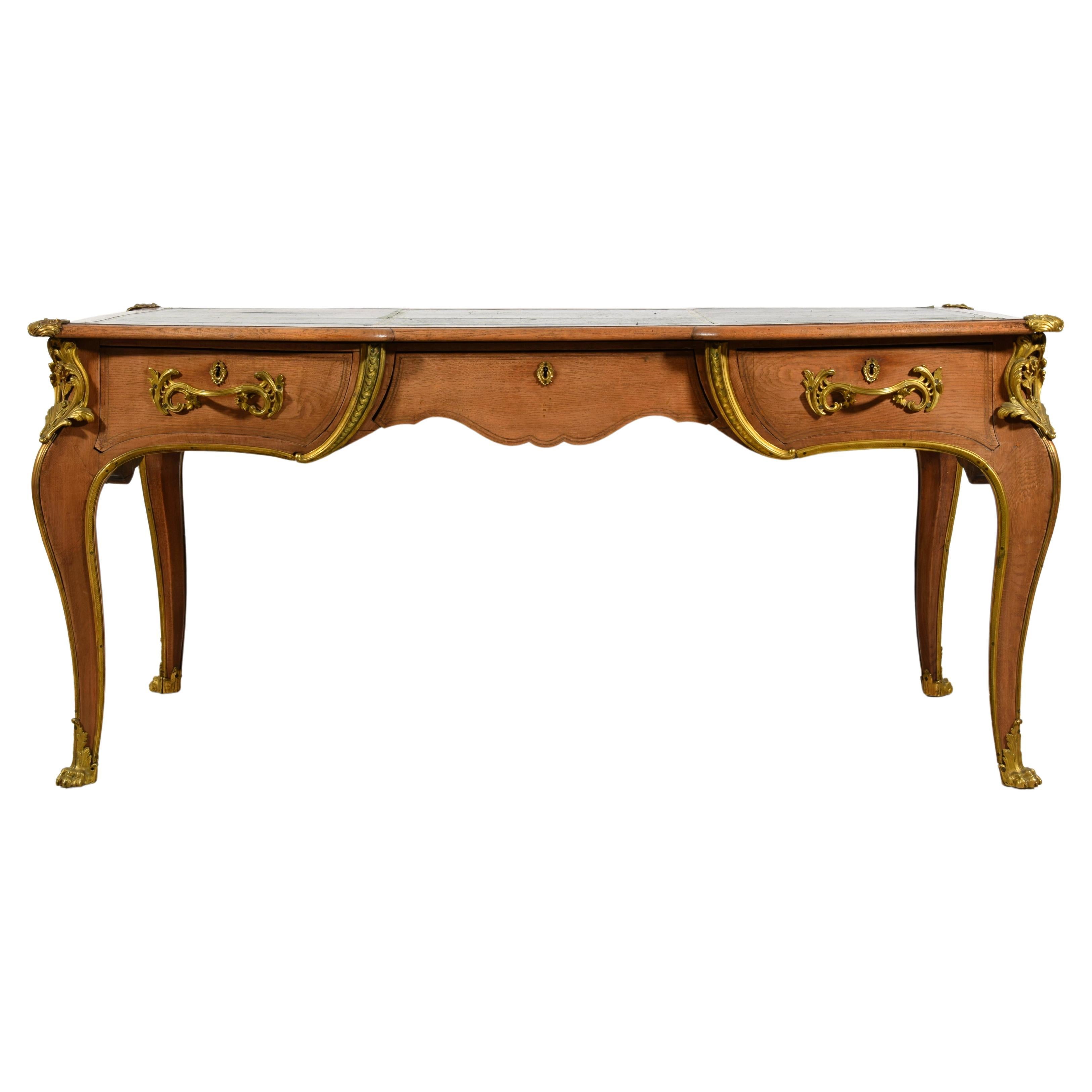 Siglo XIX, Escritorio Central Francés de Madera Natural estilo Luis XV con Bronces Dorados