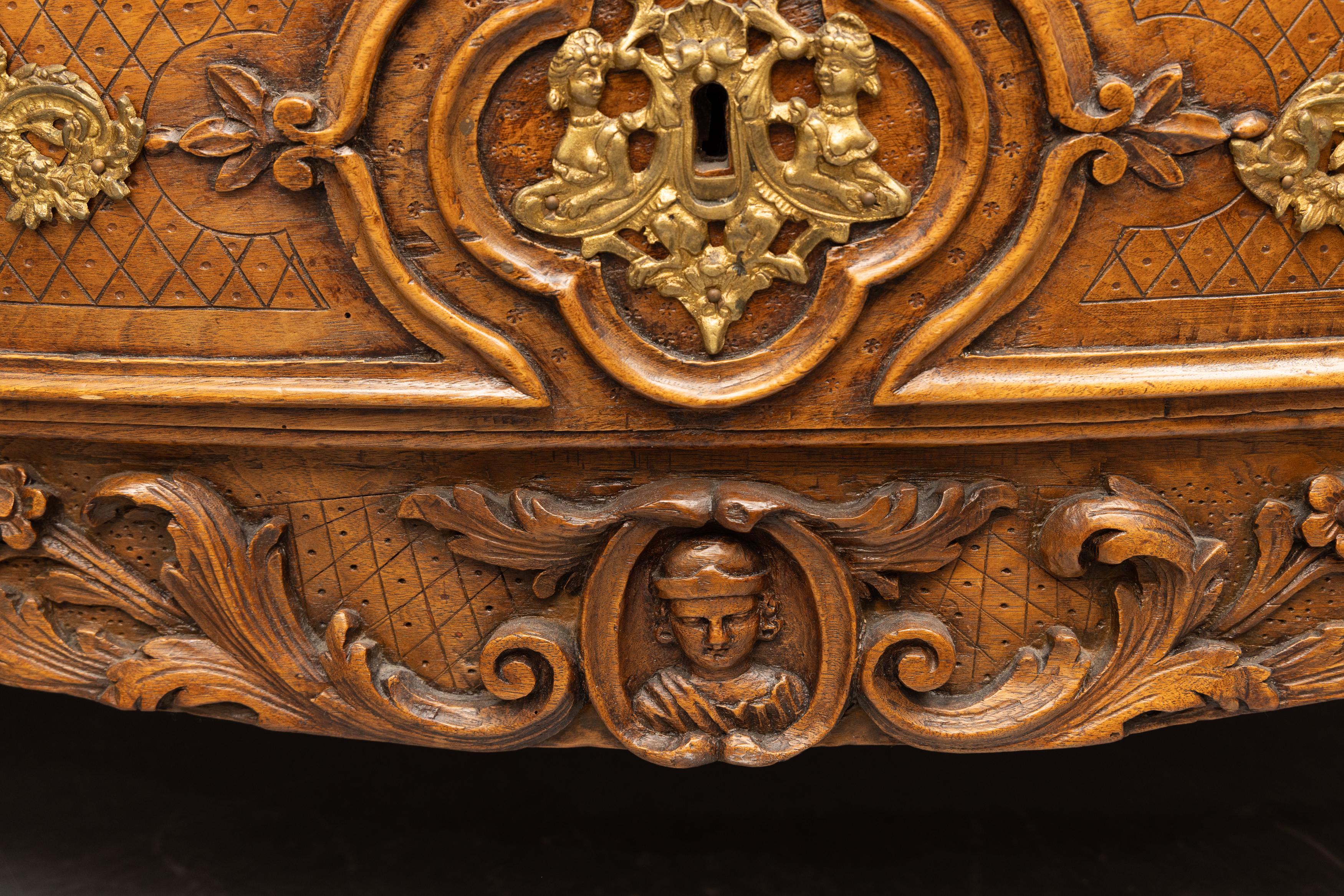 Commode provençale en chêne du XIXe siècle de style Louis XV en vente 3