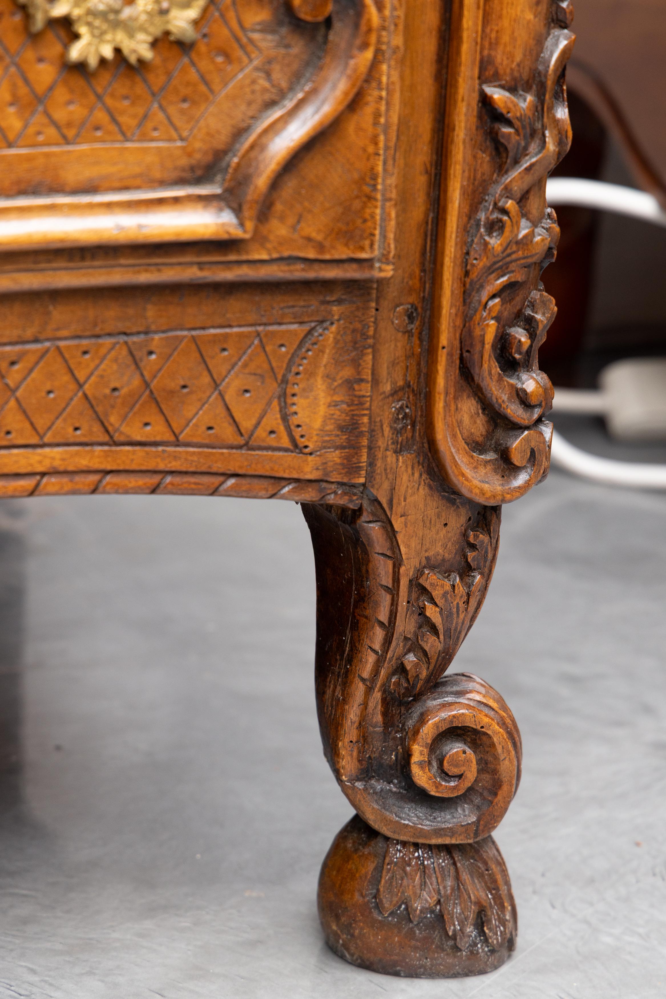 Commode provençale en chêne du XIXe siècle de style Louis XV en vente 4