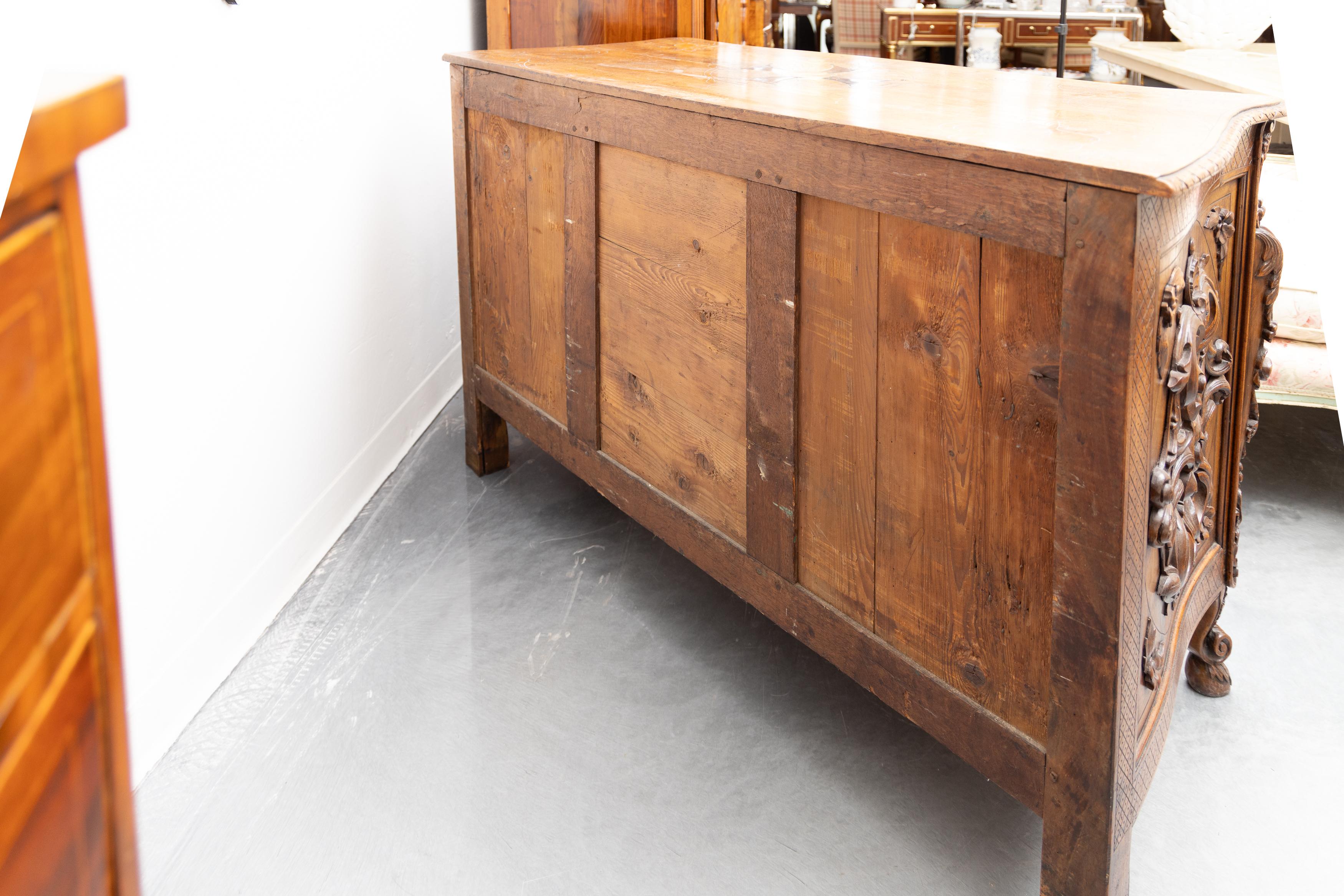 Commode provençale en chêne du XIXe siècle de style Louis XV en vente 6