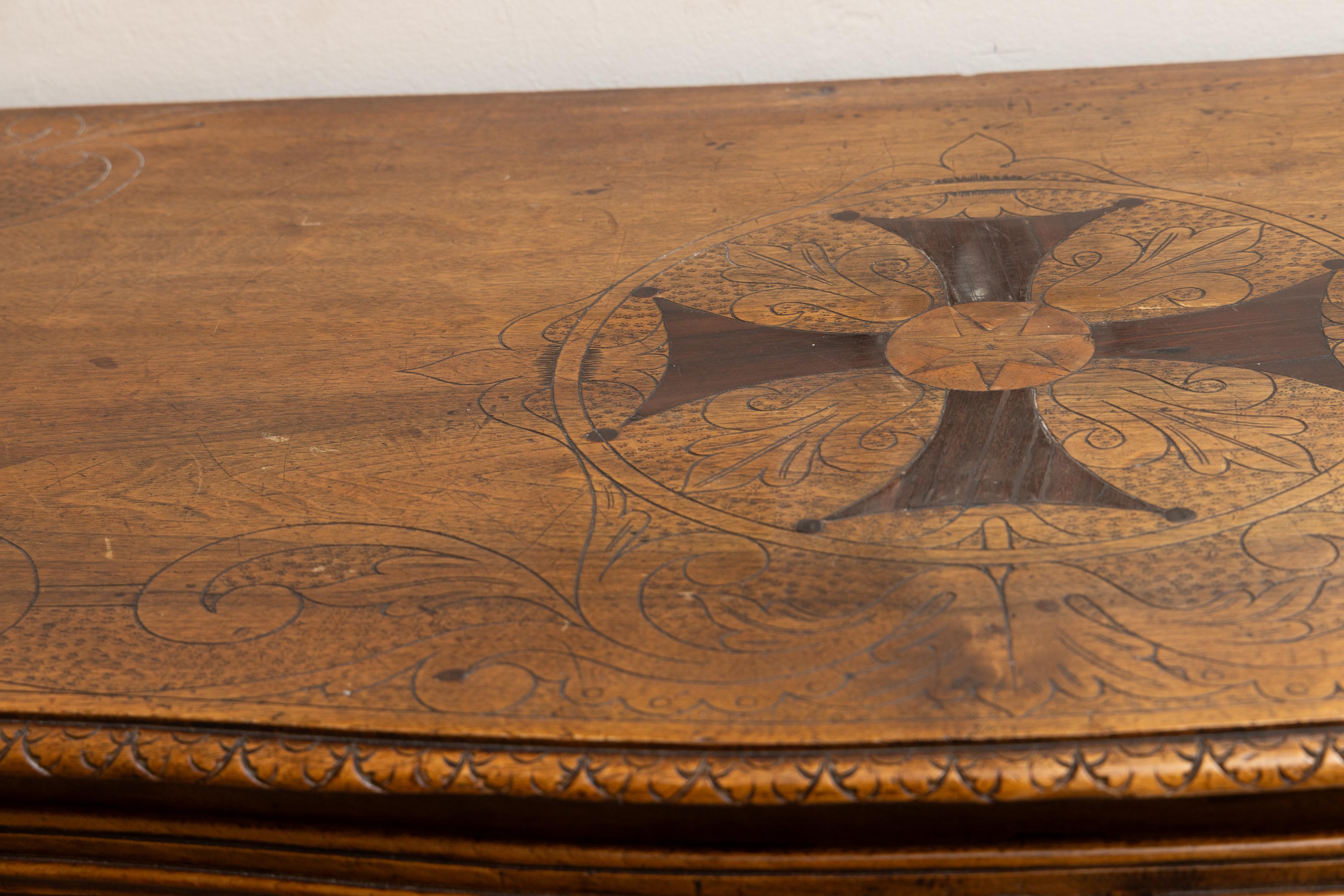 Français Commode provençale en chêne du XIXe siècle de style Louis XV en vente