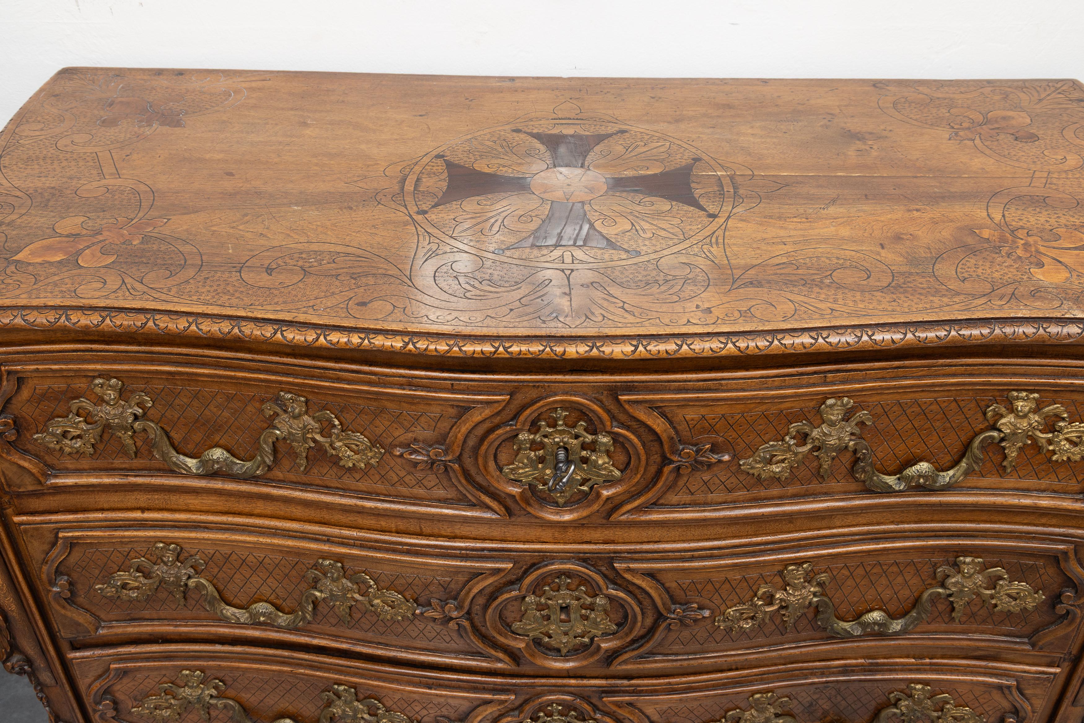 Sculpté à la main Commode provençale en chêne du XIXe siècle de style Louis XV en vente