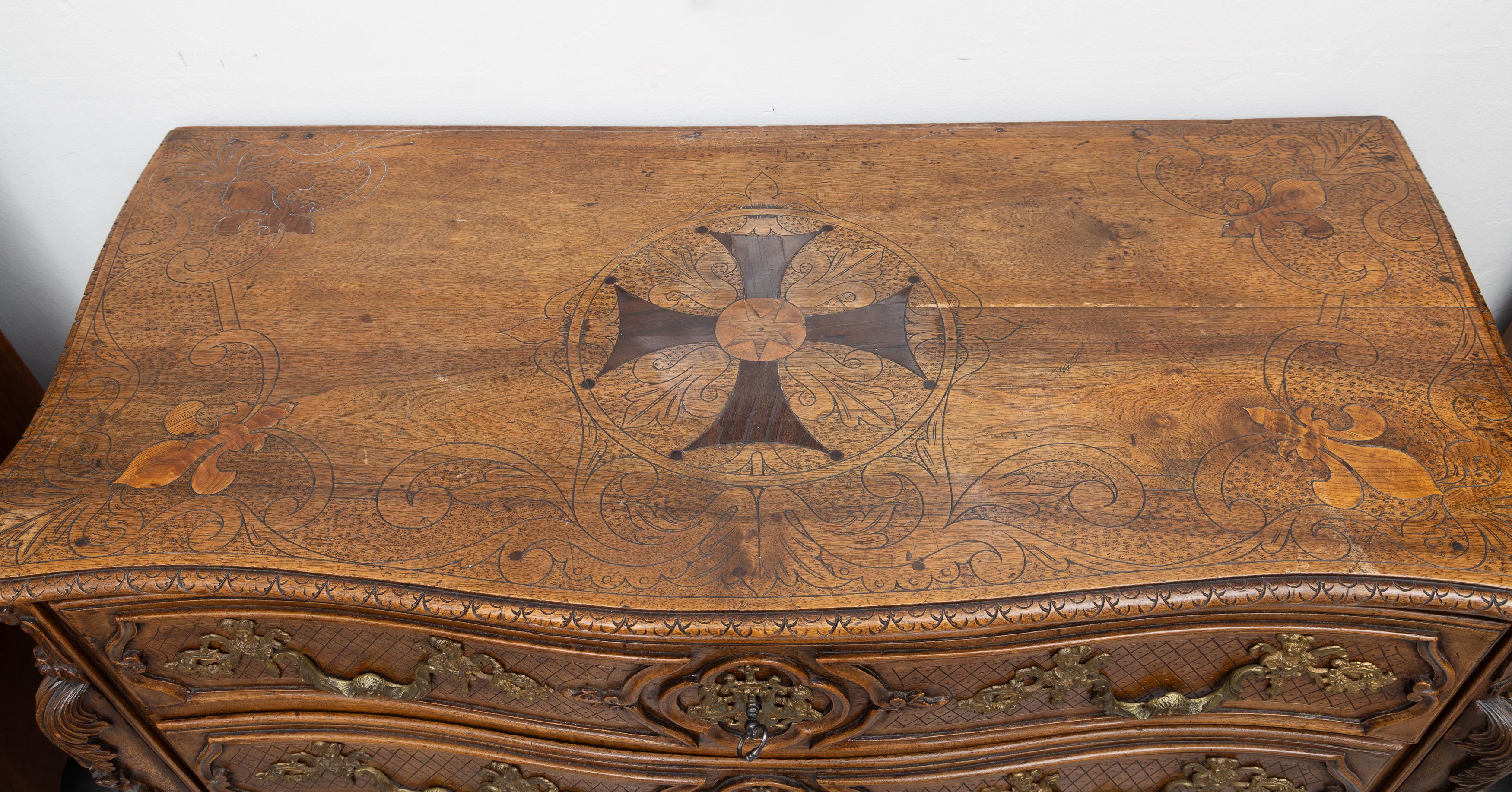 Fin du XVIIIe siècle Commode provençale en chêne du XIXe siècle de style Louis XV en vente