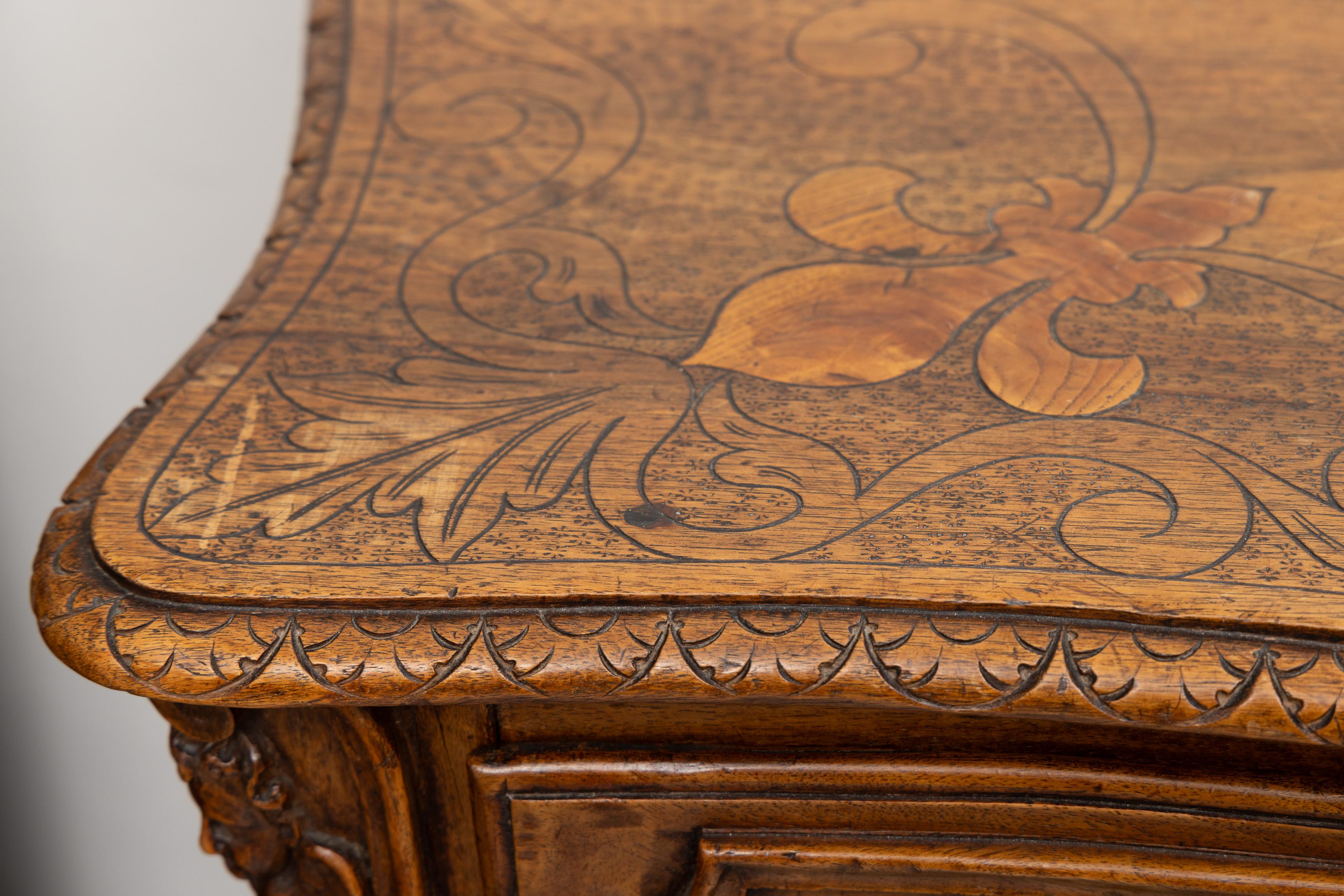 Chêne Commode provençale en chêne du XIXe siècle de style Louis XV en vente