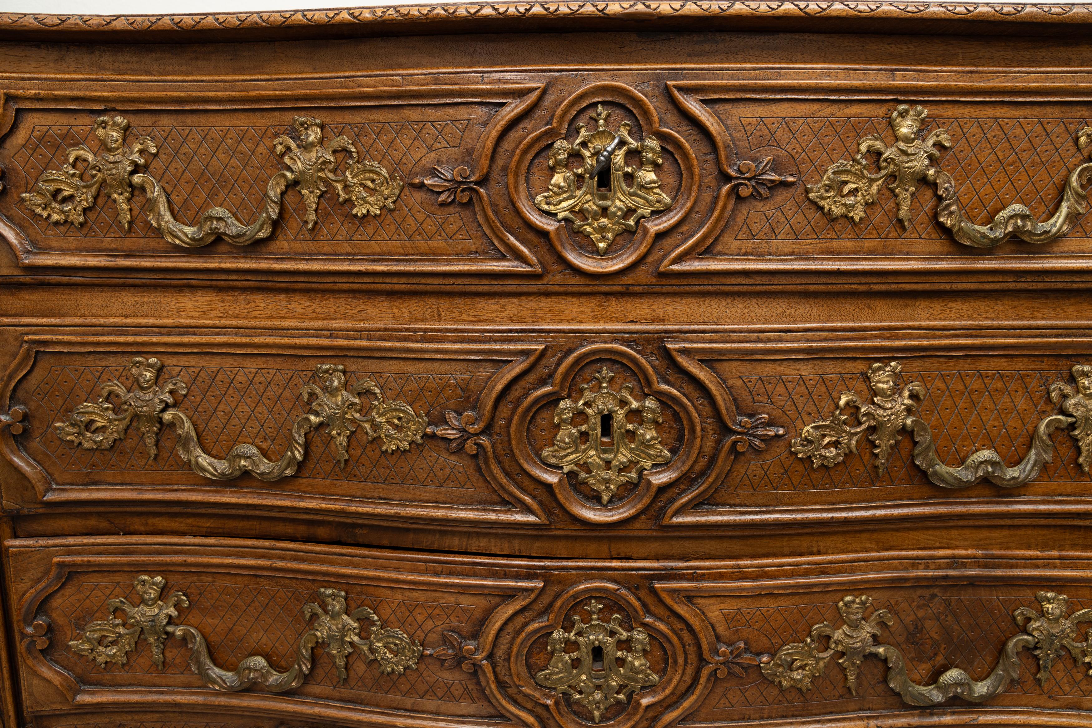 Commode provençale en chêne du XIXe siècle de style Louis XV en vente 1