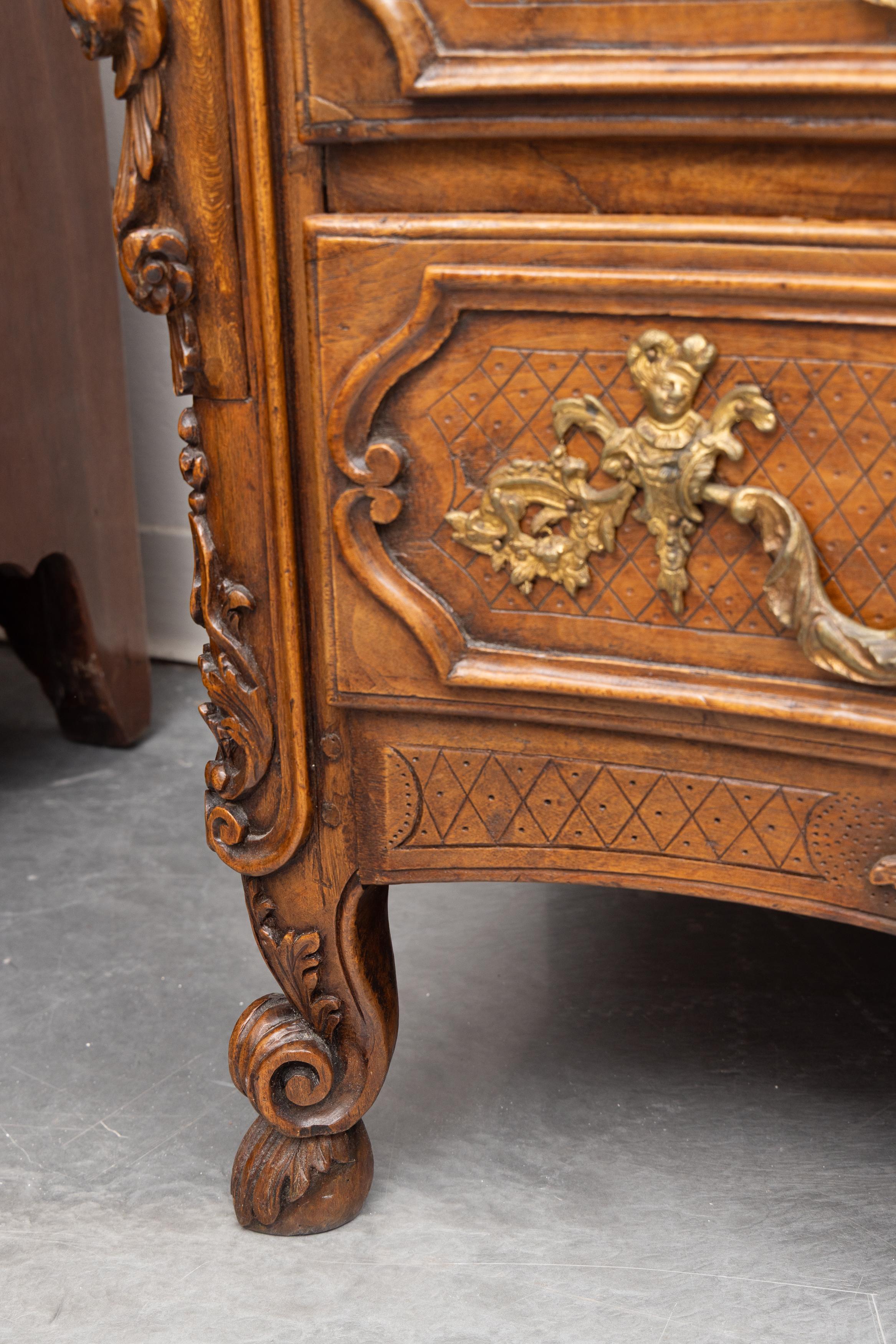Commode provençale en chêne du XIXe siècle de style Louis XV en vente 2