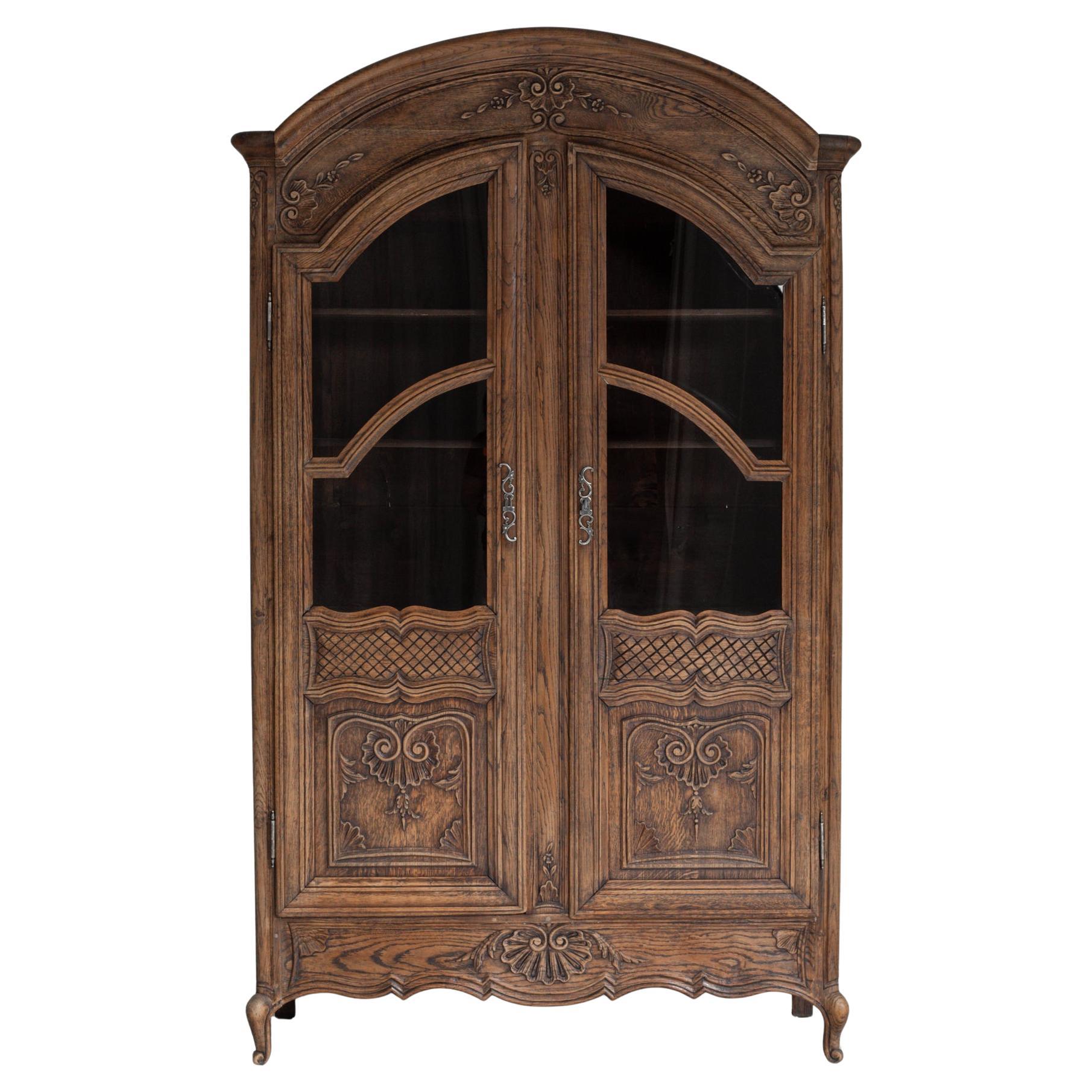 Vitrina francesa de roble estilo Luis XV del siglo XIX en venta