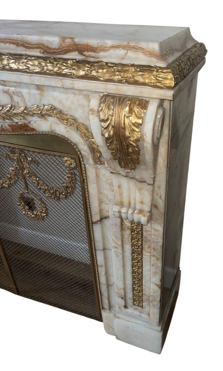 Manto de chimenea de ónice y bronce dorado de estilo Luis XV francés del siglo XIX Luis XVI en venta