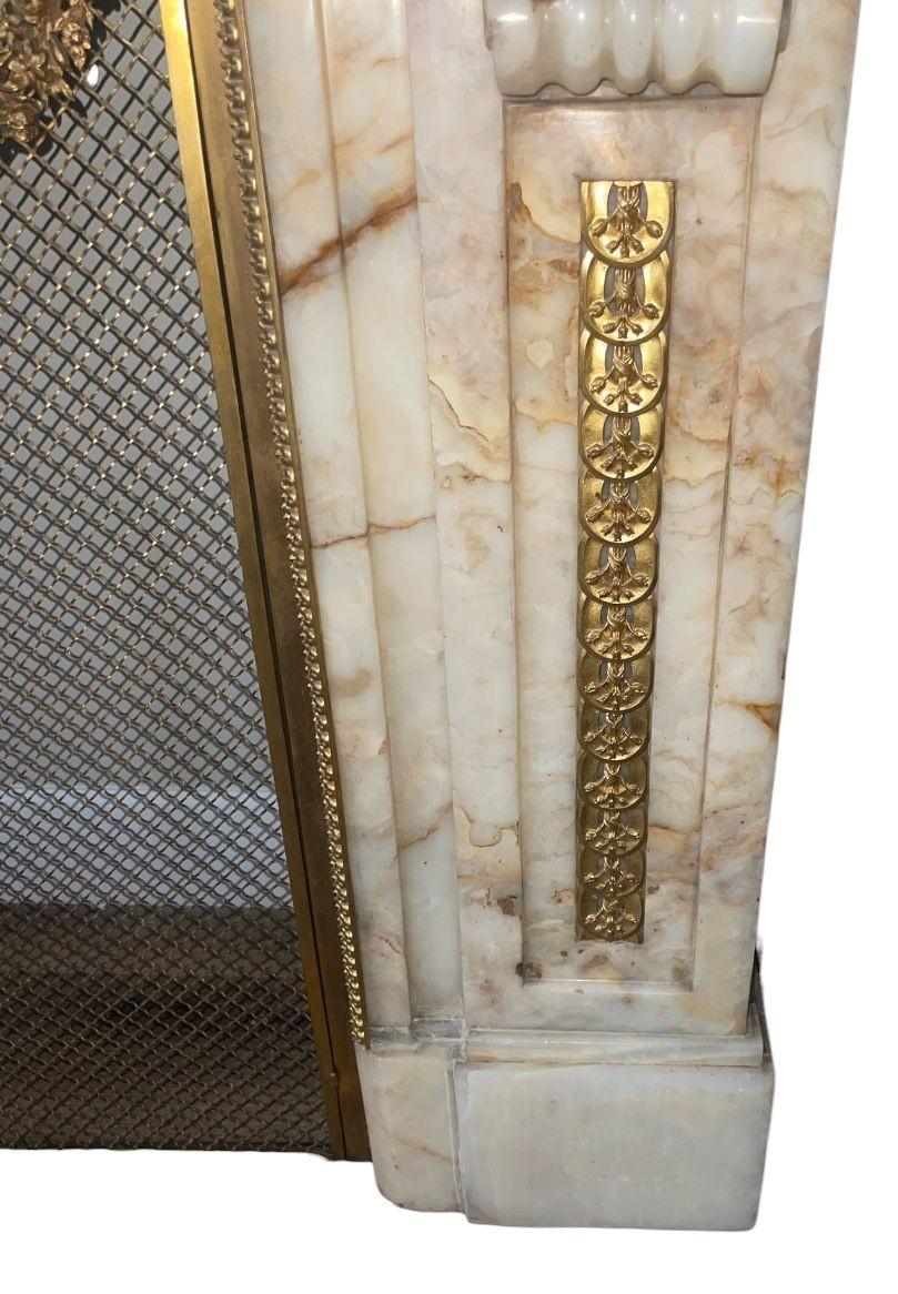 Manto de chimenea de ónice y bronce dorado de estilo Luis XV francés del siglo XIX Francés en venta