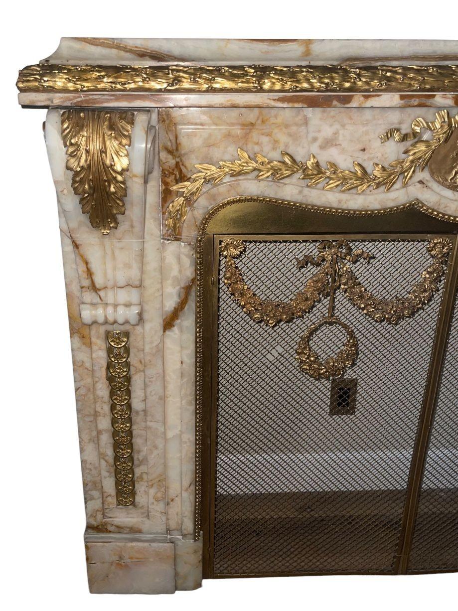 Manto de chimenea de ónice y bronce dorado de estilo Luis XV francés del siglo XIX en Bueno estado para la venta en Los Angeles, CA