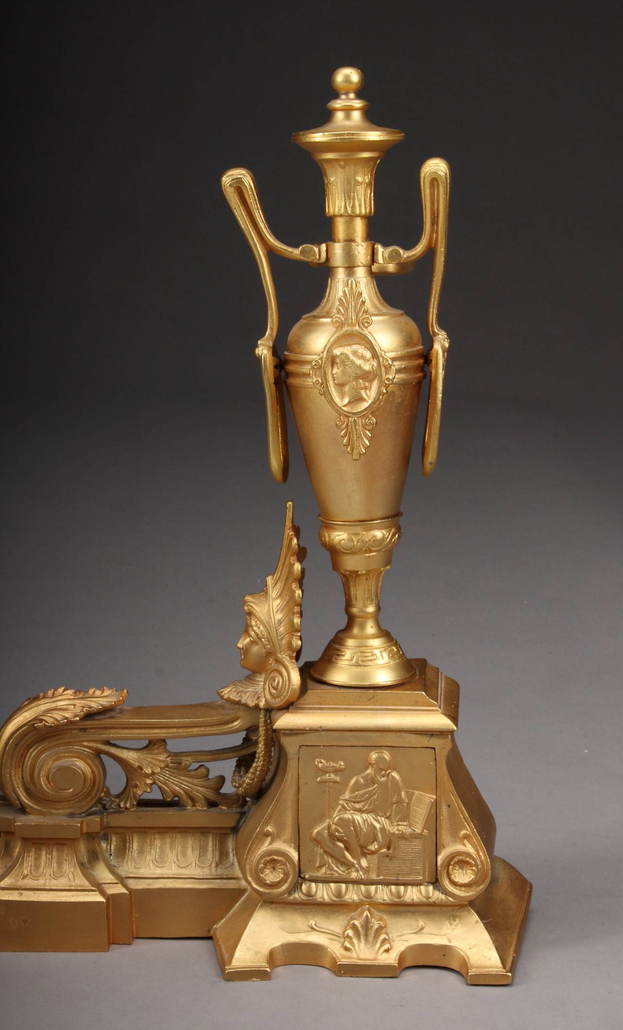 Un beau chenet de style Louis XV français du 19ème siècle en bronze doré à 3 pièces. Chaque Chenet a une forme d'urne à deux anses avec un masque de femme.
Veuillez noter que la largeur est réglable.