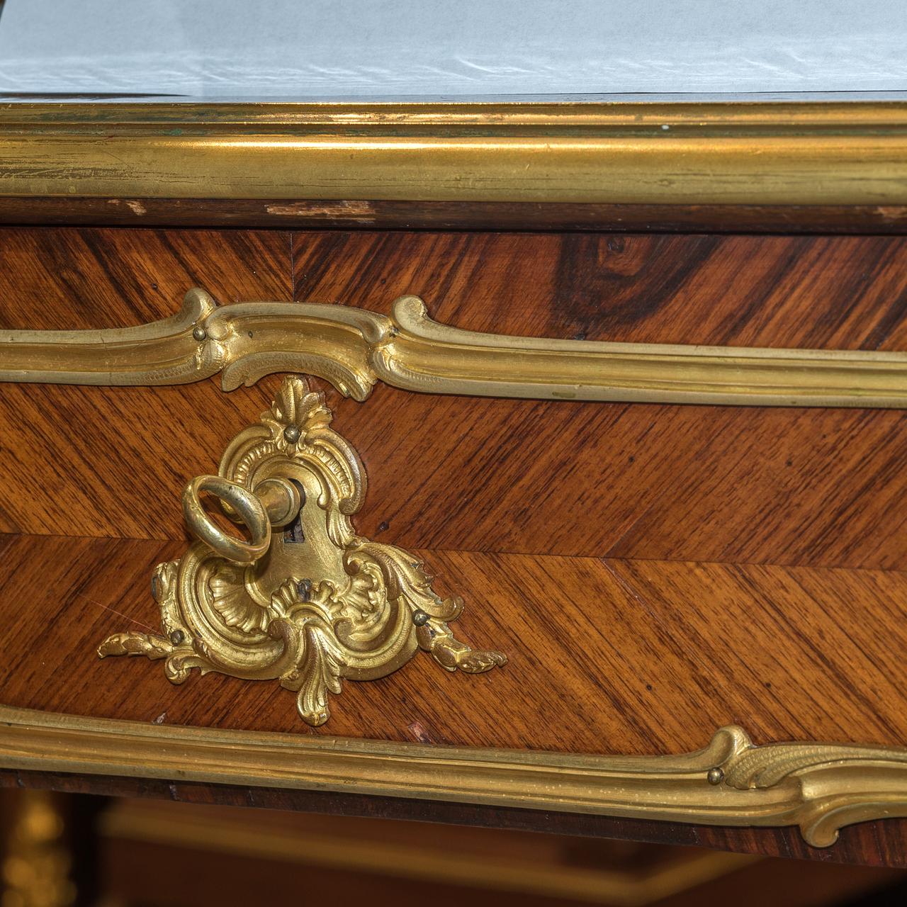 19th Century French Louis XV Style Ormolu Mounted Kingwood Bureau Plat In Good Condition In New York, NY