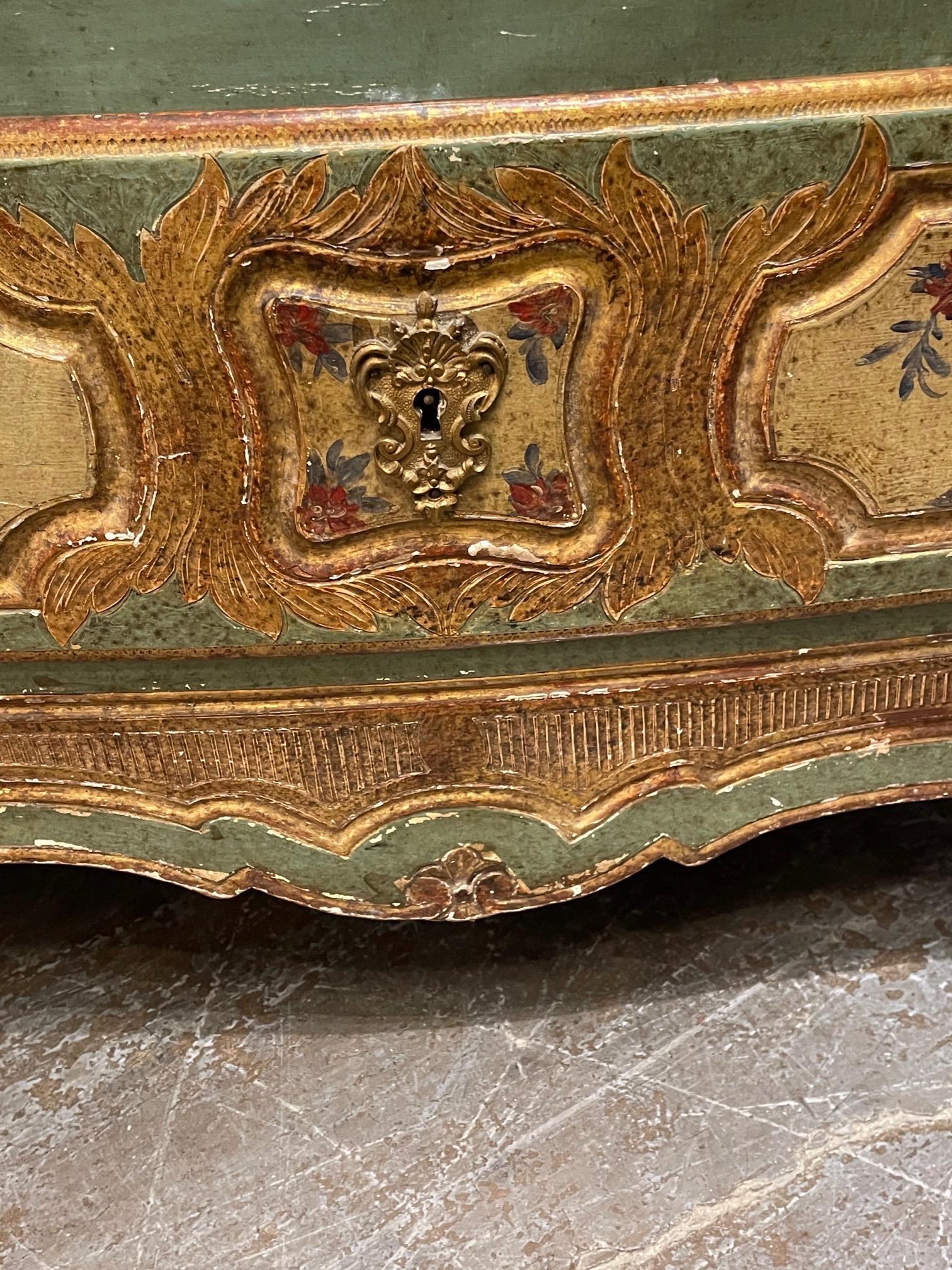 Französische bemalte Kommode im Louis-XV-Stil des 19. Jahrhunderts im Angebot 1