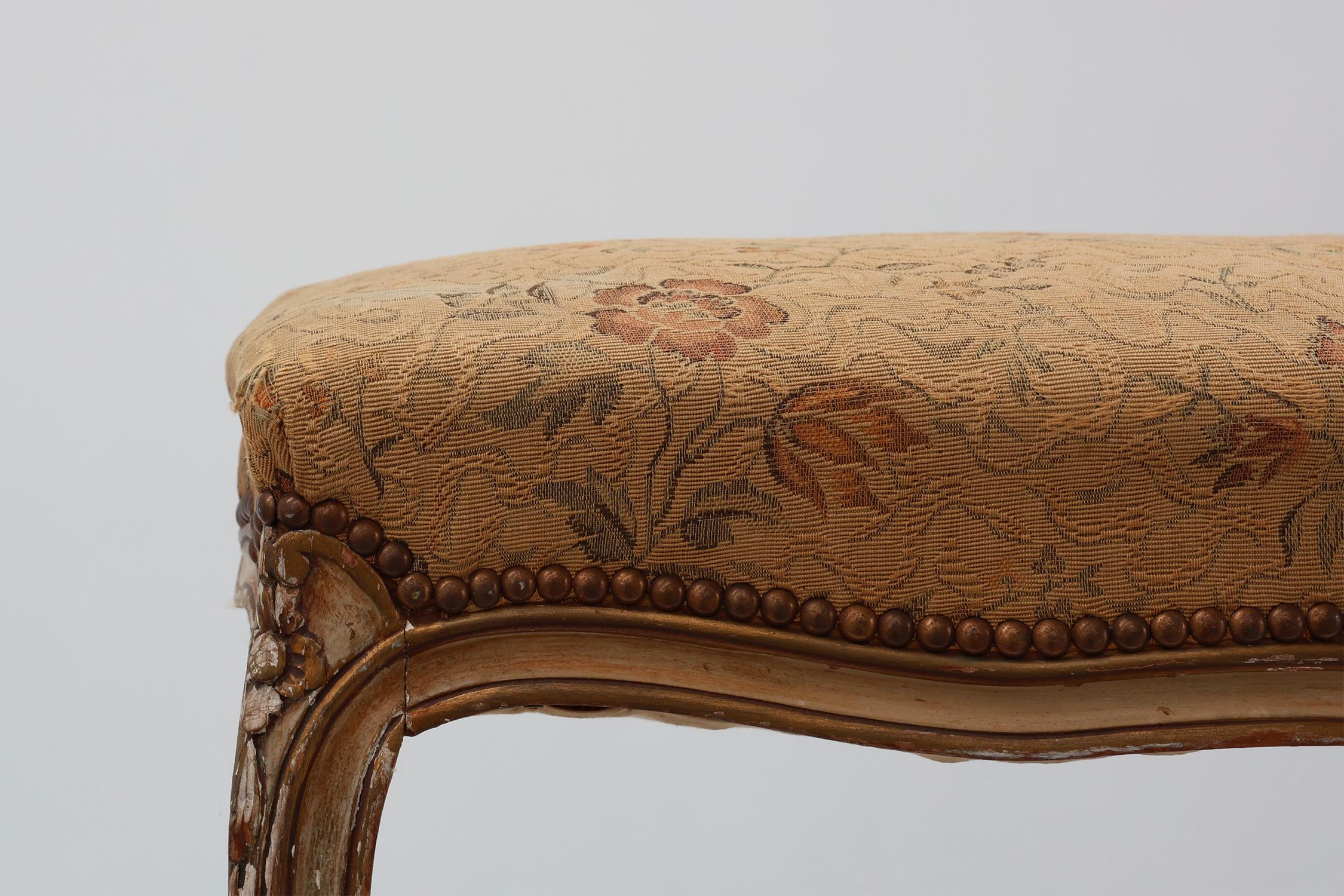 France / 1880 / tabouret / bois, tissu, métal / Baroque / Louis XV

Un joli tabouret de piano de style Régence du 19ème siècle en bois sculpté avec de vieilles couches de peinture crème et or. Son coussin rembourré est recouvert d'une délicate