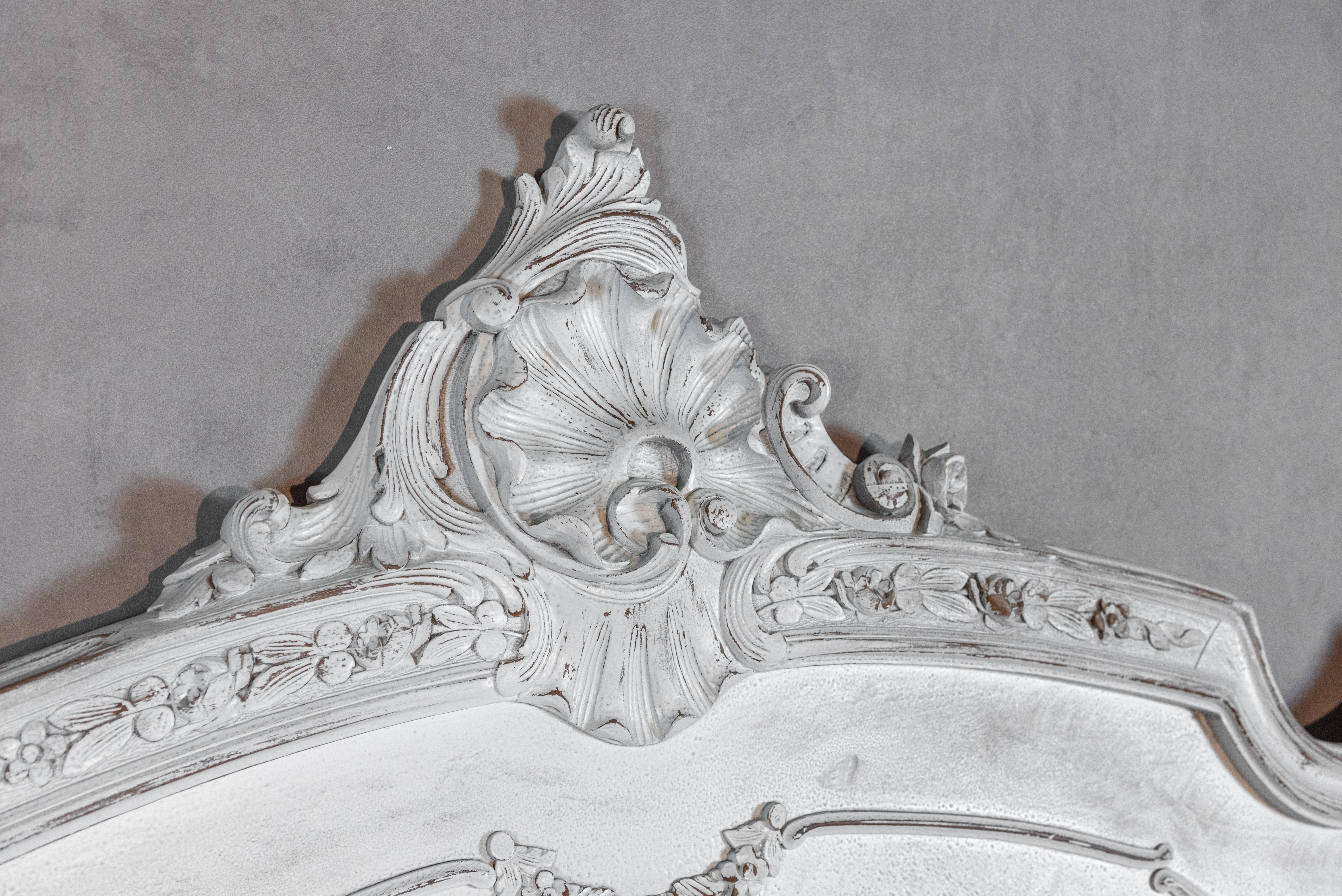 Este cabecero francés del siglo XIX, estilo Luis XV y tamaño Queen, es un magnífico ejemplo del estilo Rocaille, célebre por sus curvas fluidas y sus detalles ornamentados. Elaborado con un arte experto, el cabecero presenta un elegante acabado