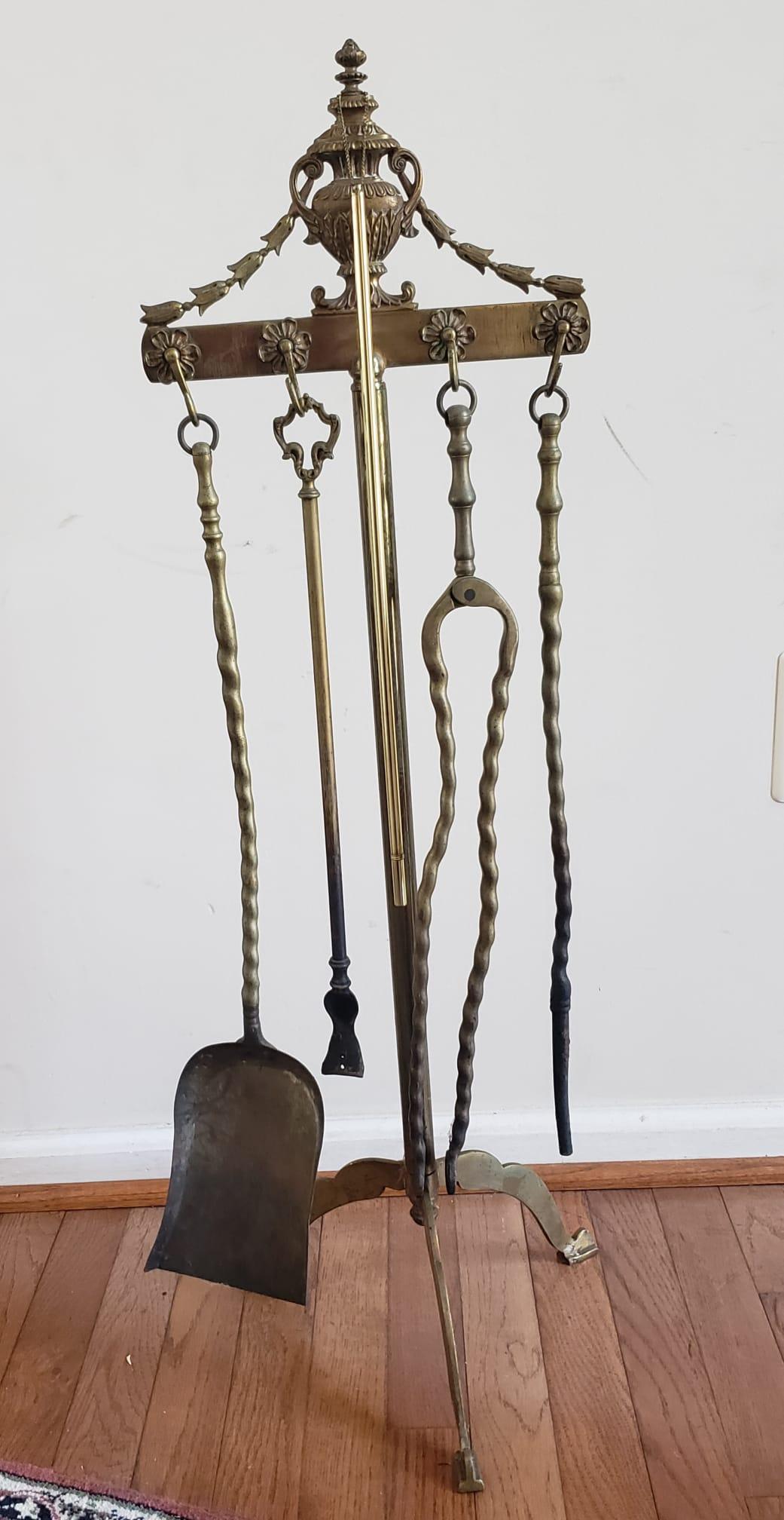 Français Ensemble de 5 outils de cheminée en laiton moulé de style Louis XV du 19ème siècle en vente