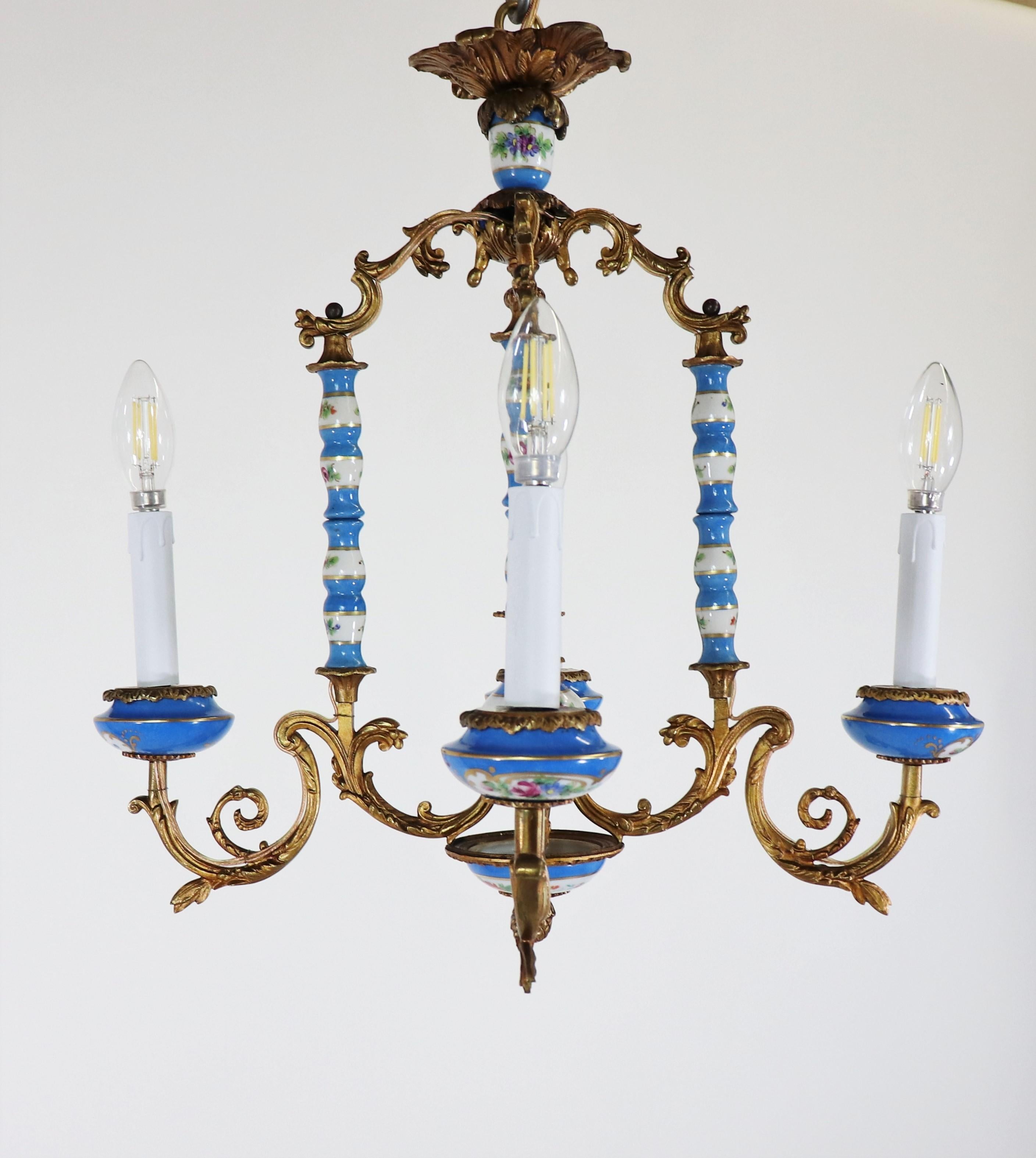 Rococò Lampadario in porcellana di Sèvres in stile Luigi XV del XIX secolo con bronzo dorato in vendita