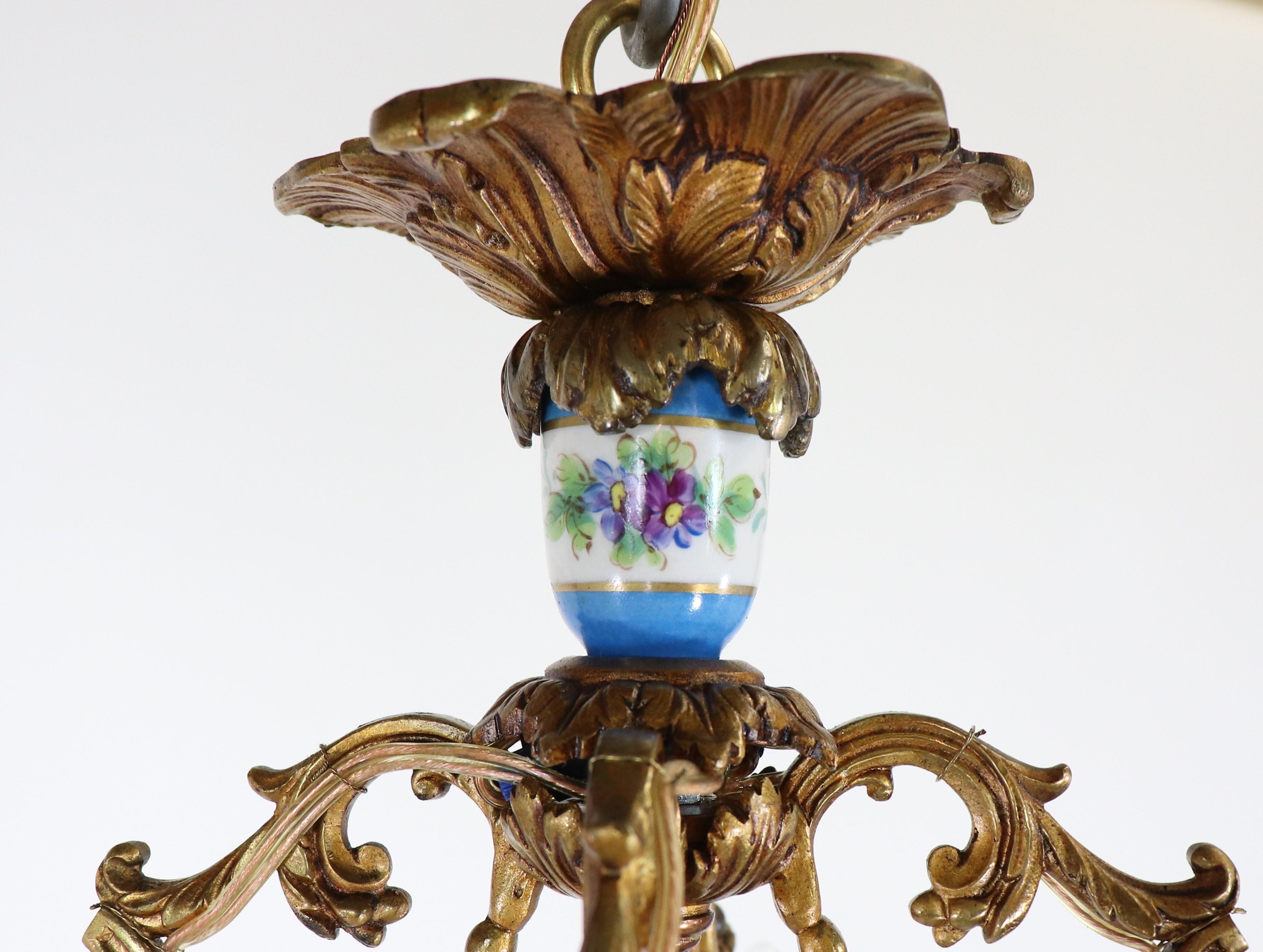 Francese Lampadario in porcellana di Sèvres in stile Luigi XV del XIX secolo con bronzo dorato in vendita