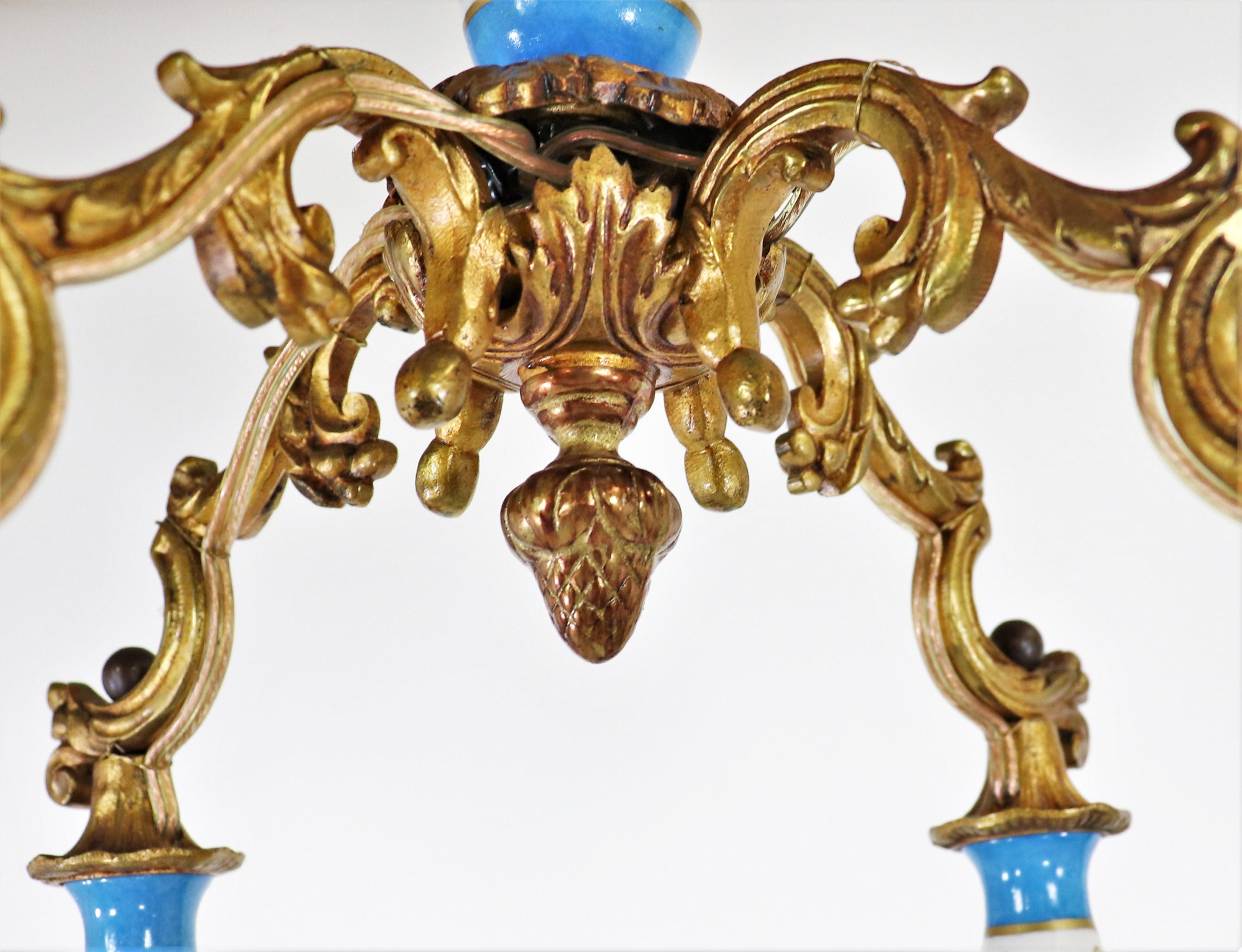 Fatto a mano Lampadario in porcellana di Sèvres in stile Luigi XV del XIX secolo con bronzo dorato in vendita