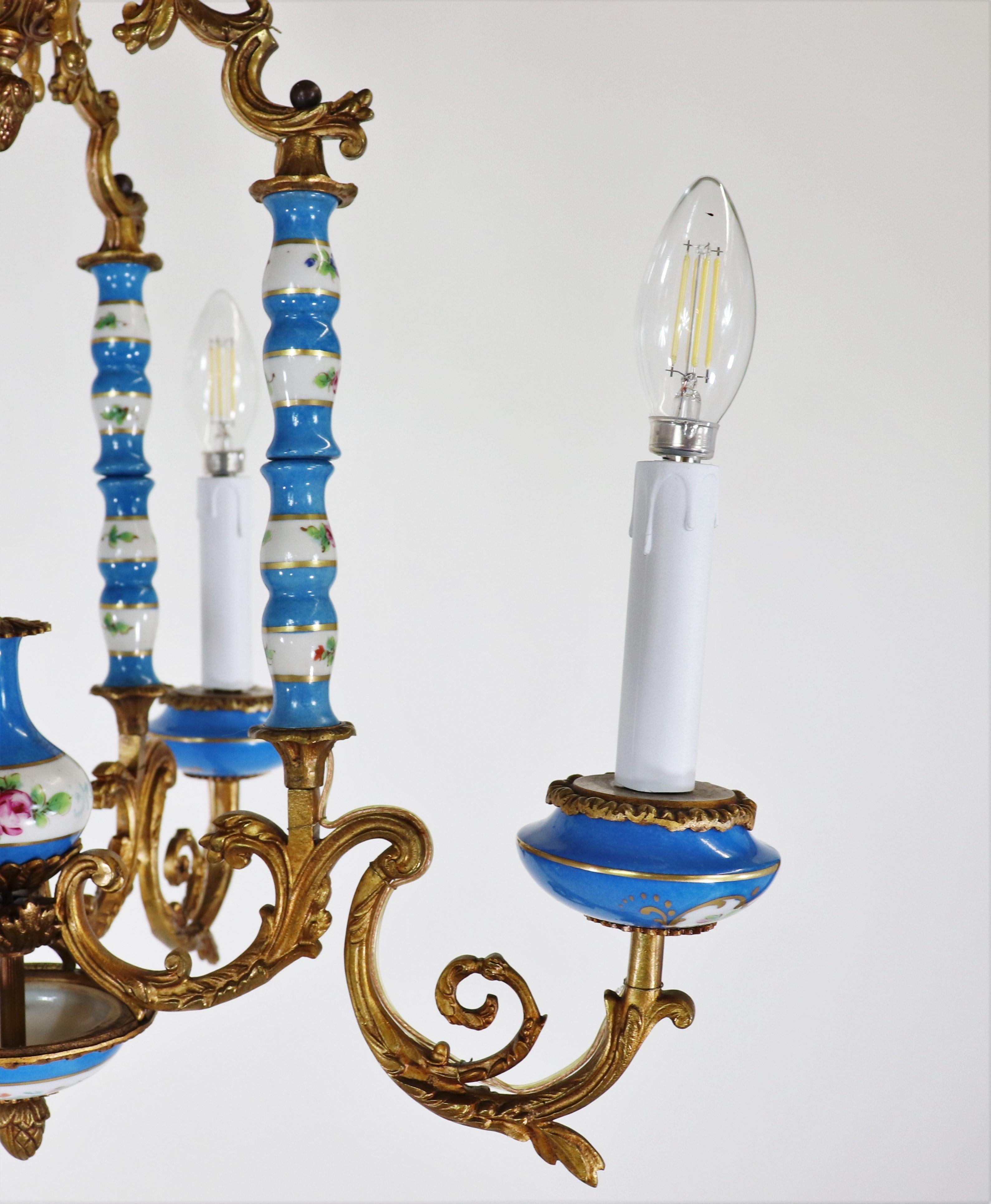 Lampadario in porcellana di Sèvres in stile Luigi XV del XIX secolo con bronzo dorato In condizioni buone in vendita a Chicago, IL