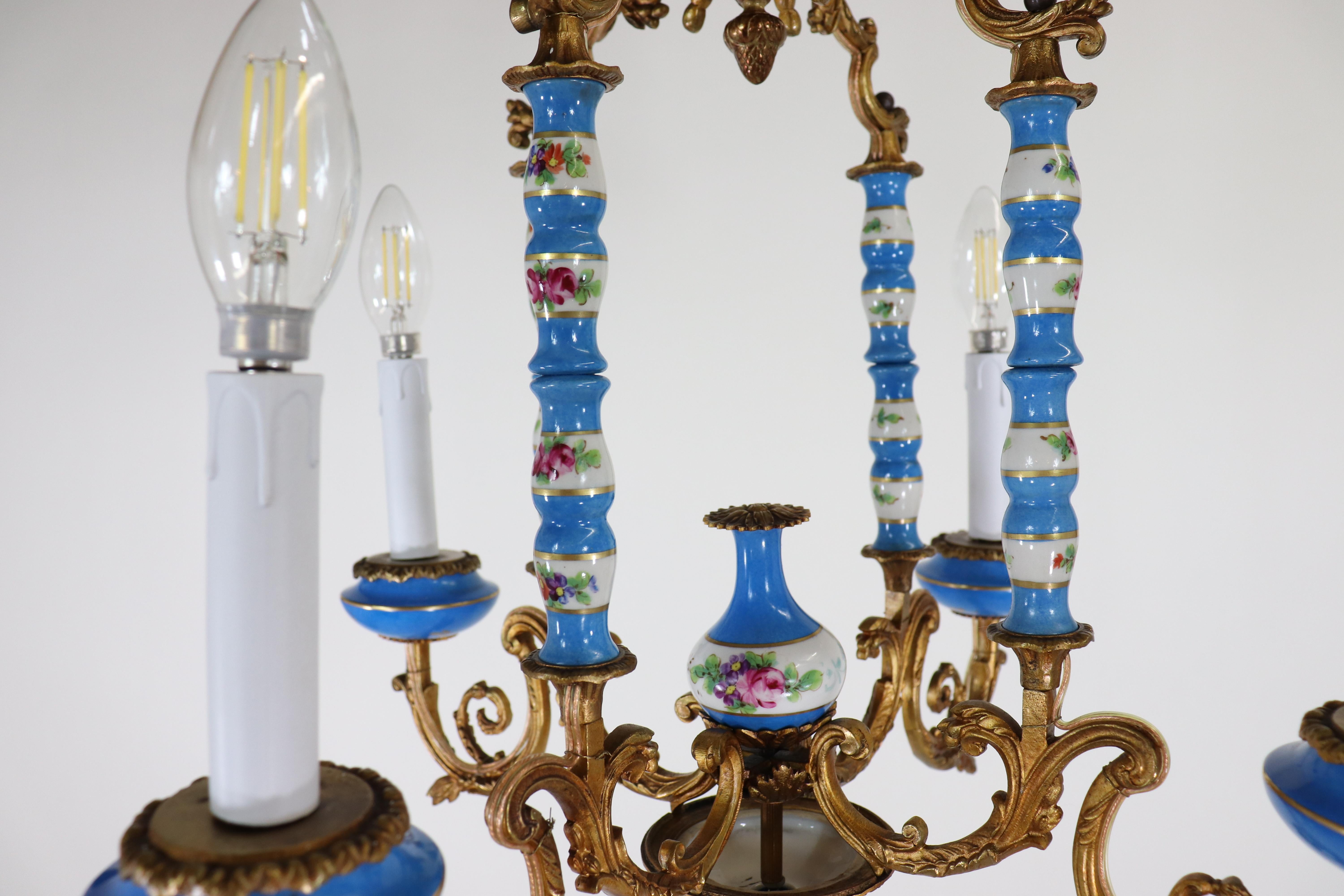 Bronzo Lampadario in porcellana di Sèvres in stile Luigi XV del XIX secolo con bronzo dorato in vendita