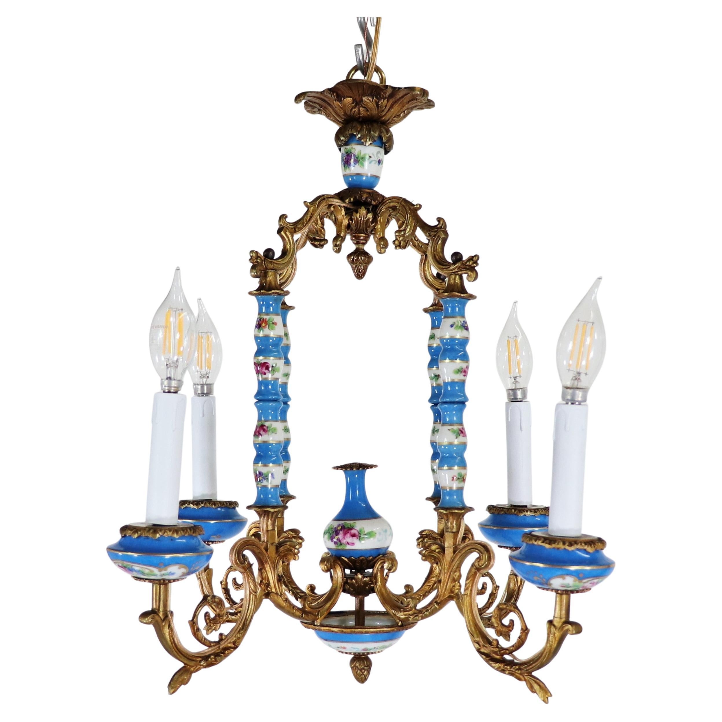 Lampadario in porcellana di Sèvres in stile Luigi XV del XIX secolo con bronzo dorato
