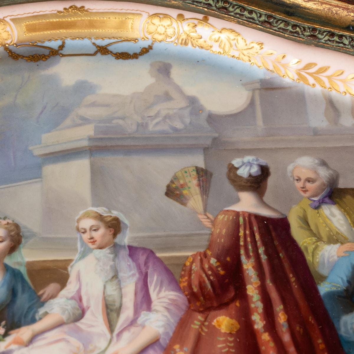 Ensemble de tables de style Louis XV français du 19ème siècle avec porcelaine viennoise vers 1880 en vente 3