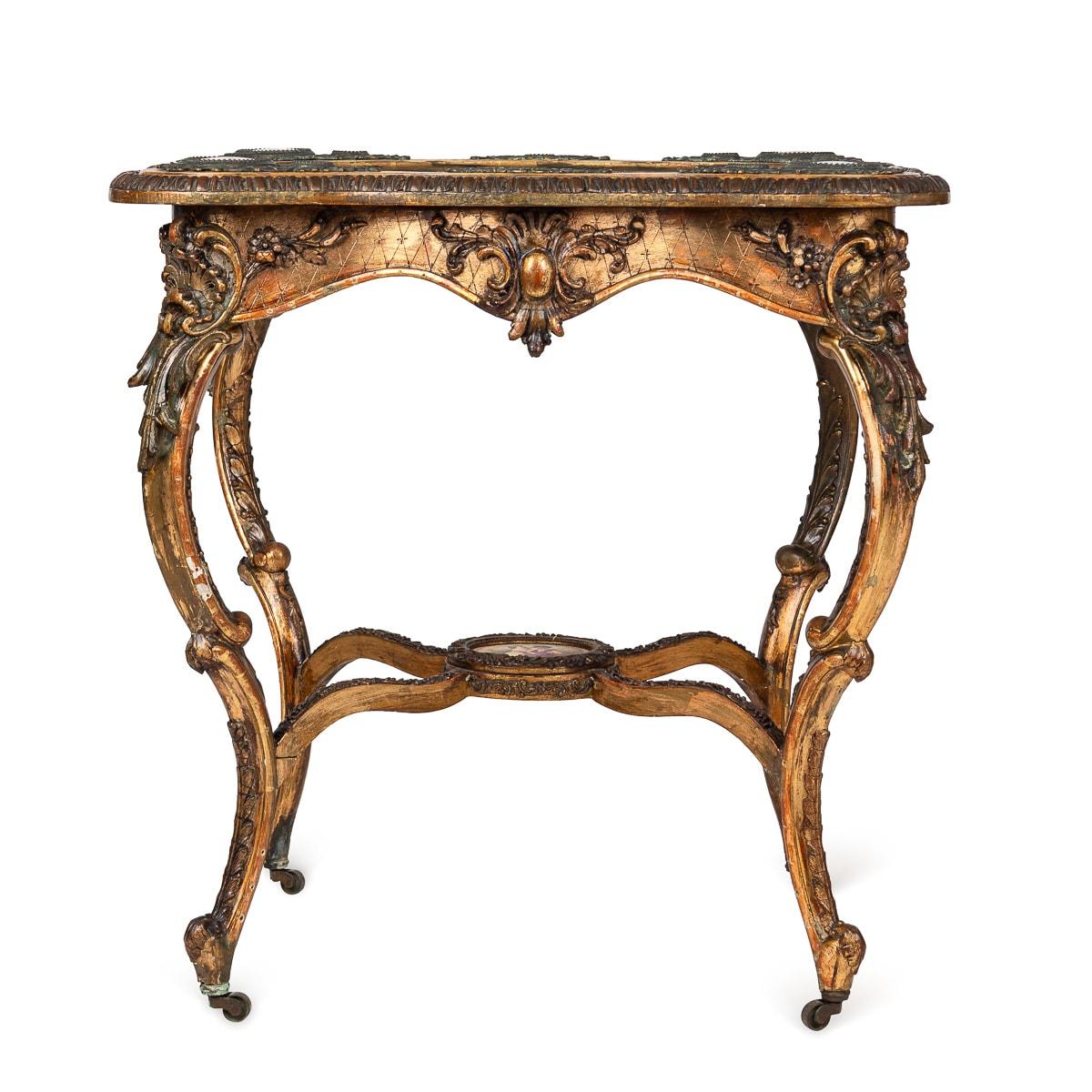 Antiker französischer Vergolderholztisch aus dem 19. Jahrhundert im opulenten Louis-XV-Stil mit prächtigen Wiener Porzellanplaketten. Auf dem zentralen Tablett ist eine aristokratische Hofierungsszene abgebildet, während weitere Plaketten mit