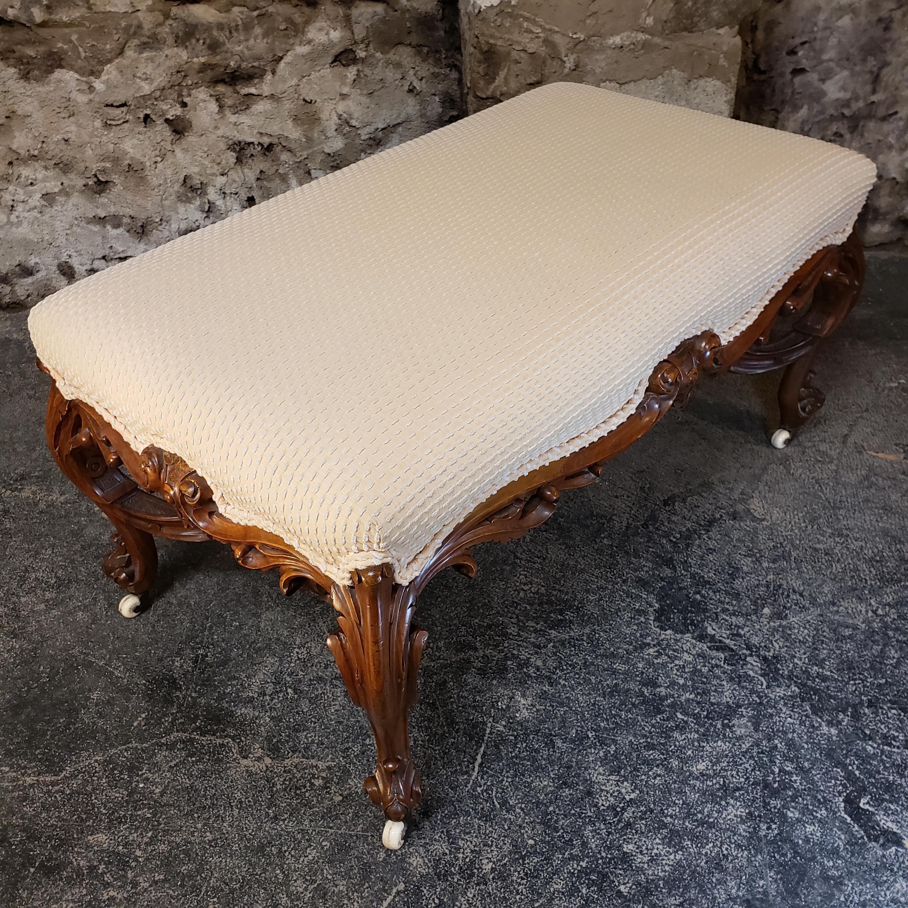 Stunning French rococo bench featuring high quality carvings with beautiful flowing acanthus leaves.