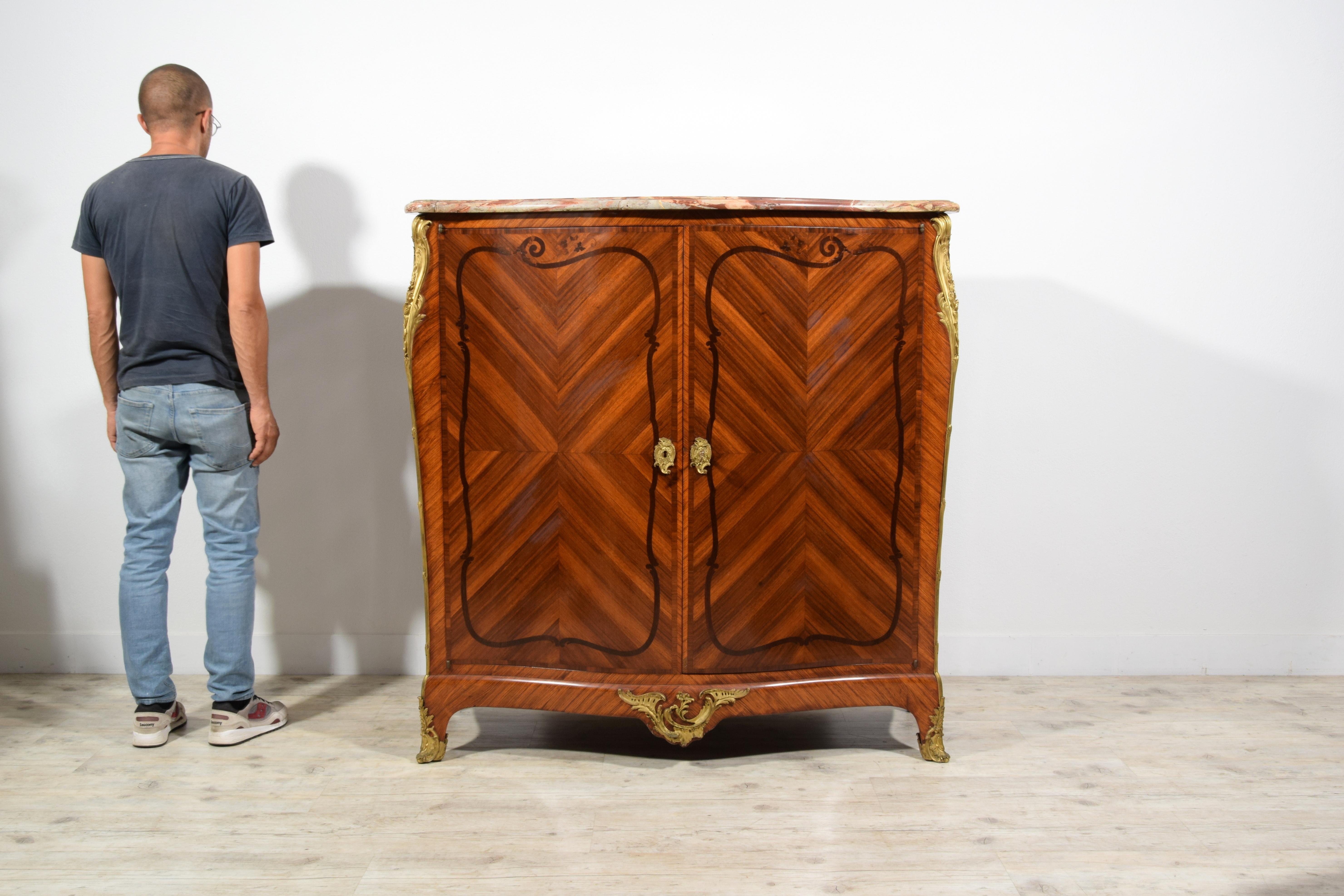 19. Jahrhundert, Französisches Sideboard im Louis XV-Stil aus furniertem Holz im Angebot 6