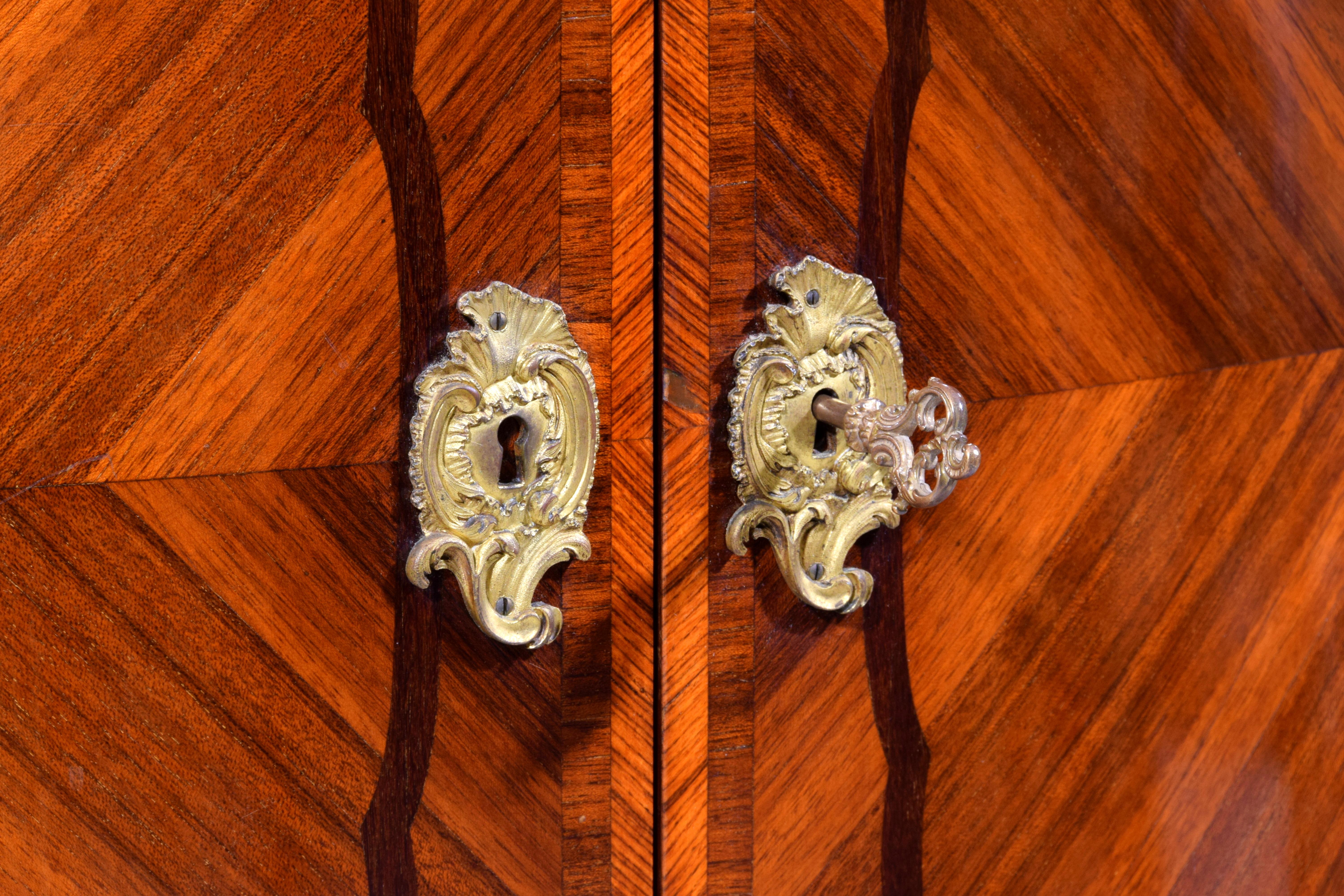 19. Jahrhundert, Französisches Sideboard im Louis XV-Stil aus furniertem Holz im Angebot 7