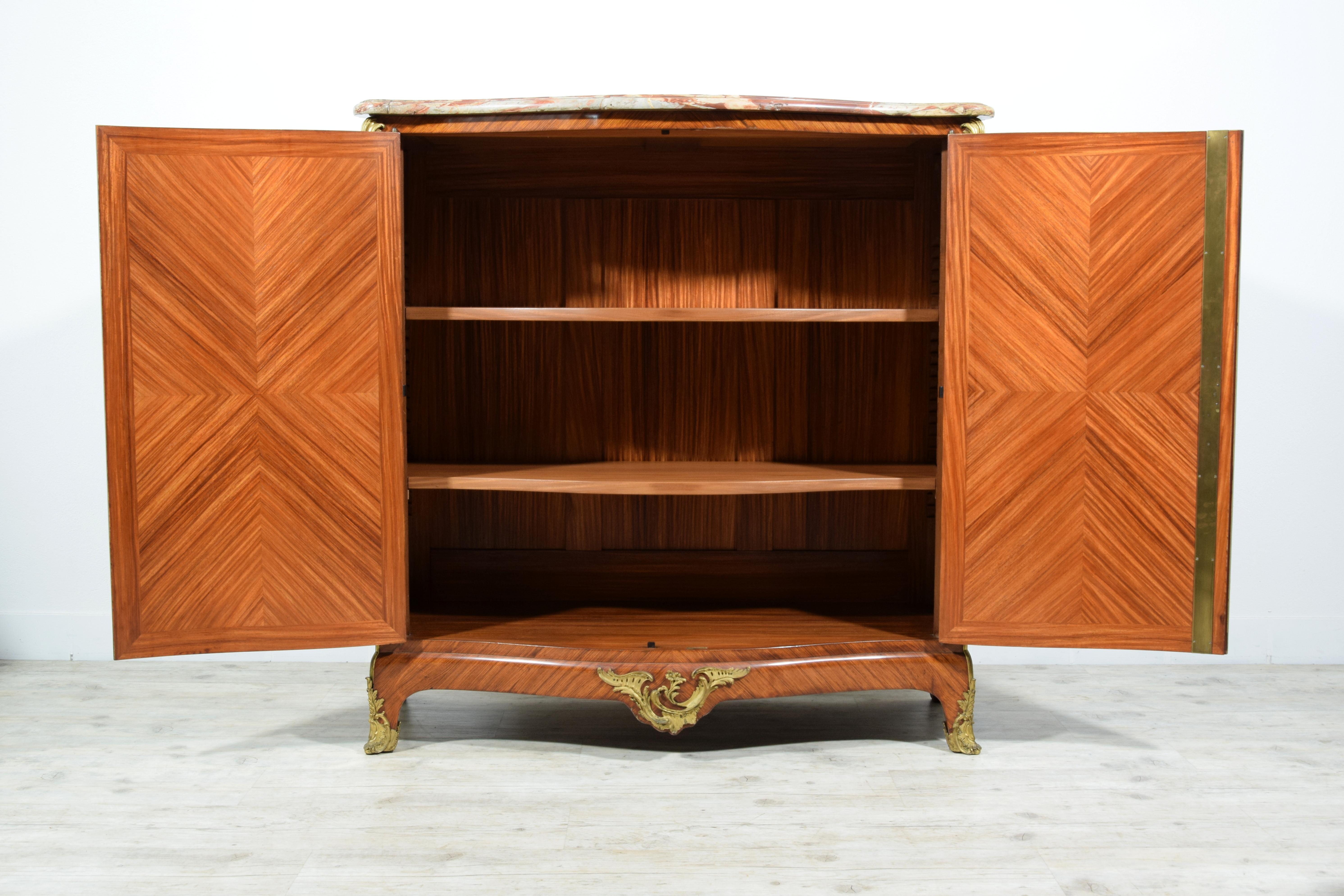 19. Jahrhundert, Französisches Sideboard im Louis XV-Stil aus furniertem Holz im Angebot 10