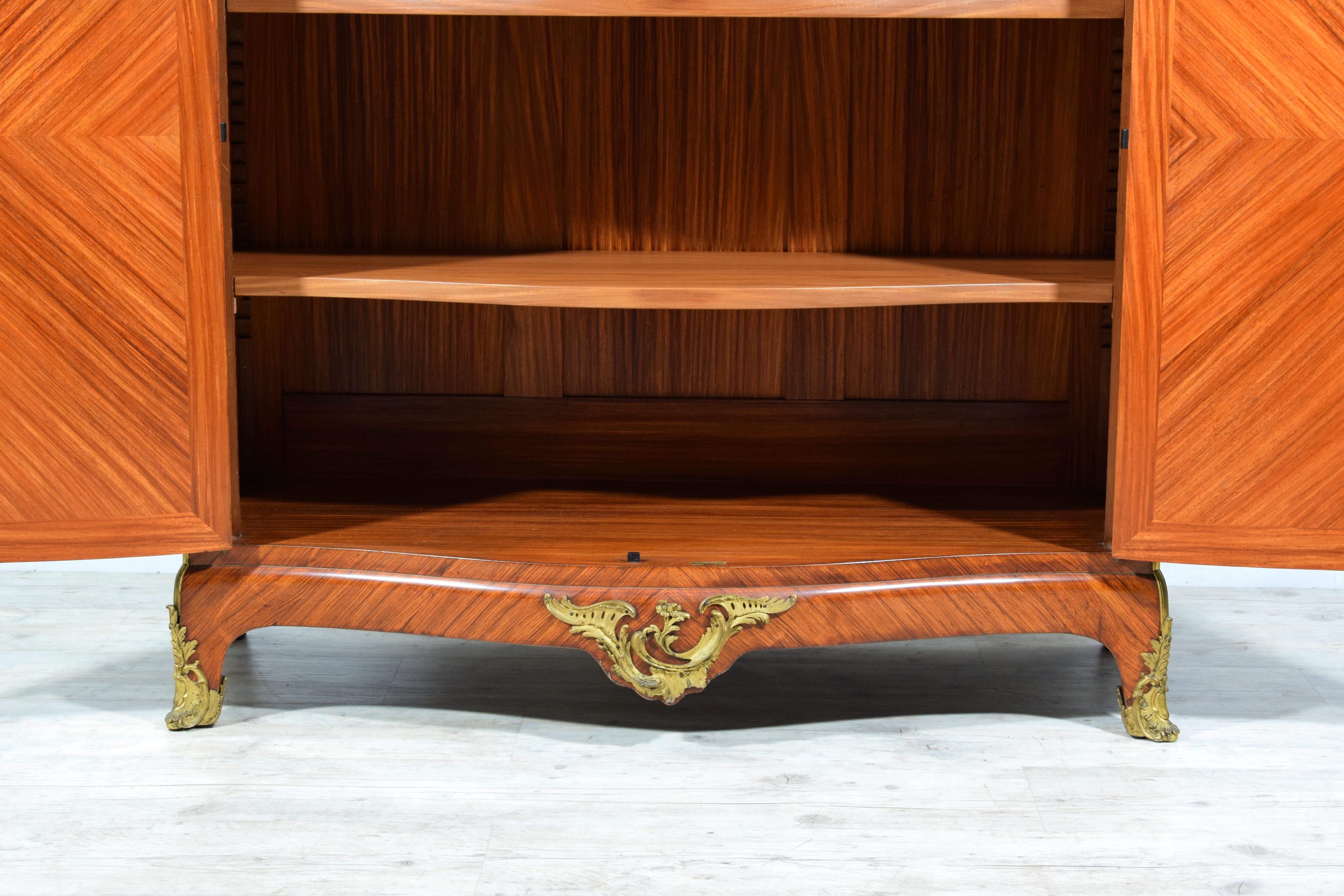 19. Jahrhundert, Französisches Sideboard im Louis XV-Stil aus furniertem Holz im Angebot 11