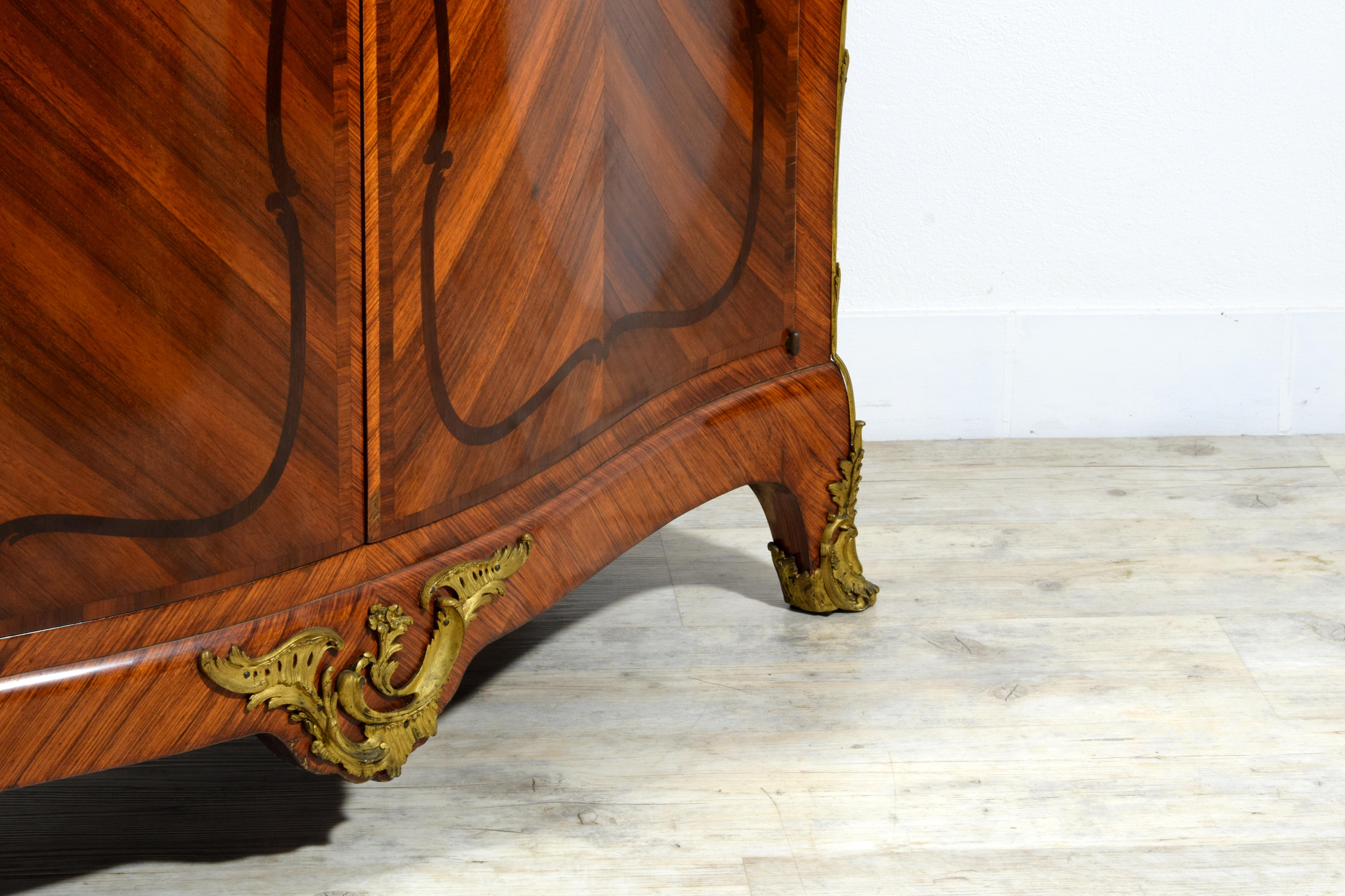 19. Jahrhundert, Französisches Sideboard im Louis XV-Stil aus furniertem Holz im Angebot 13