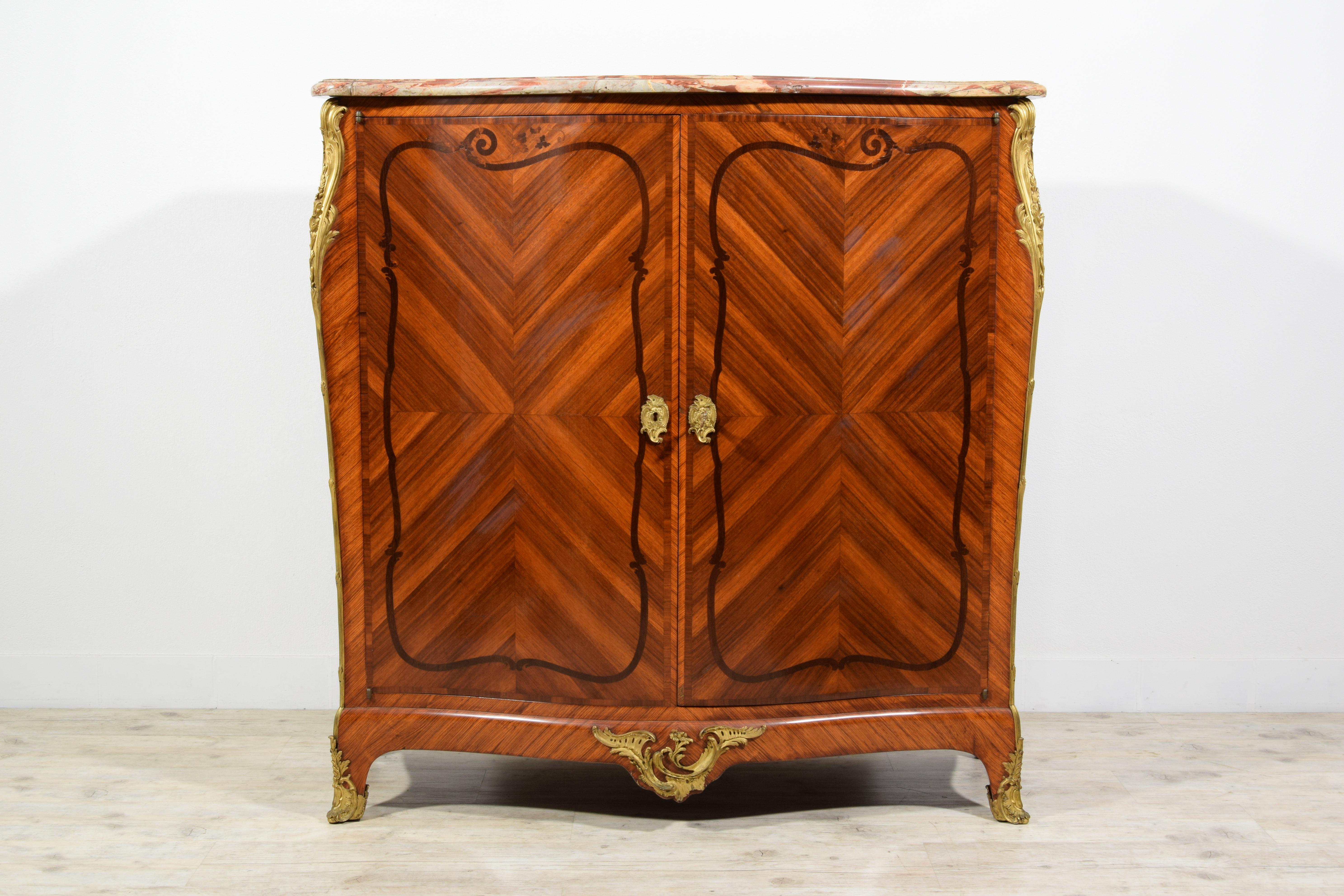 19. Jahrhundert, Französisches Sideboard im Louis XV-Stil aus furniertem Holz

Diese raffinierte und elegante Anrichte wurde Mitte des 19. Jahrhunderts in Frankreich im Stil von Louis XV hergestellt.
Die Platte besteht aus einem besonderen Marmor